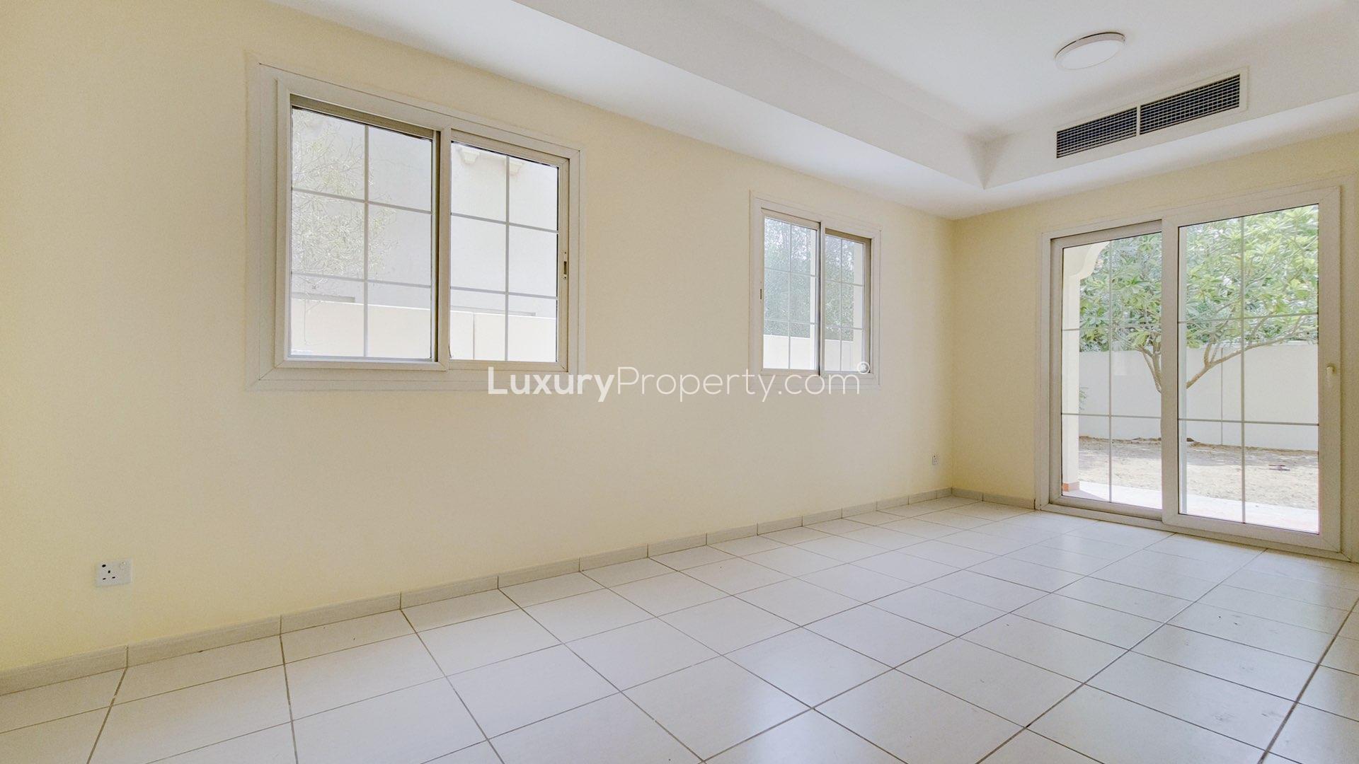 End unit villa with landscaped gardens and carport in The Springs for rent