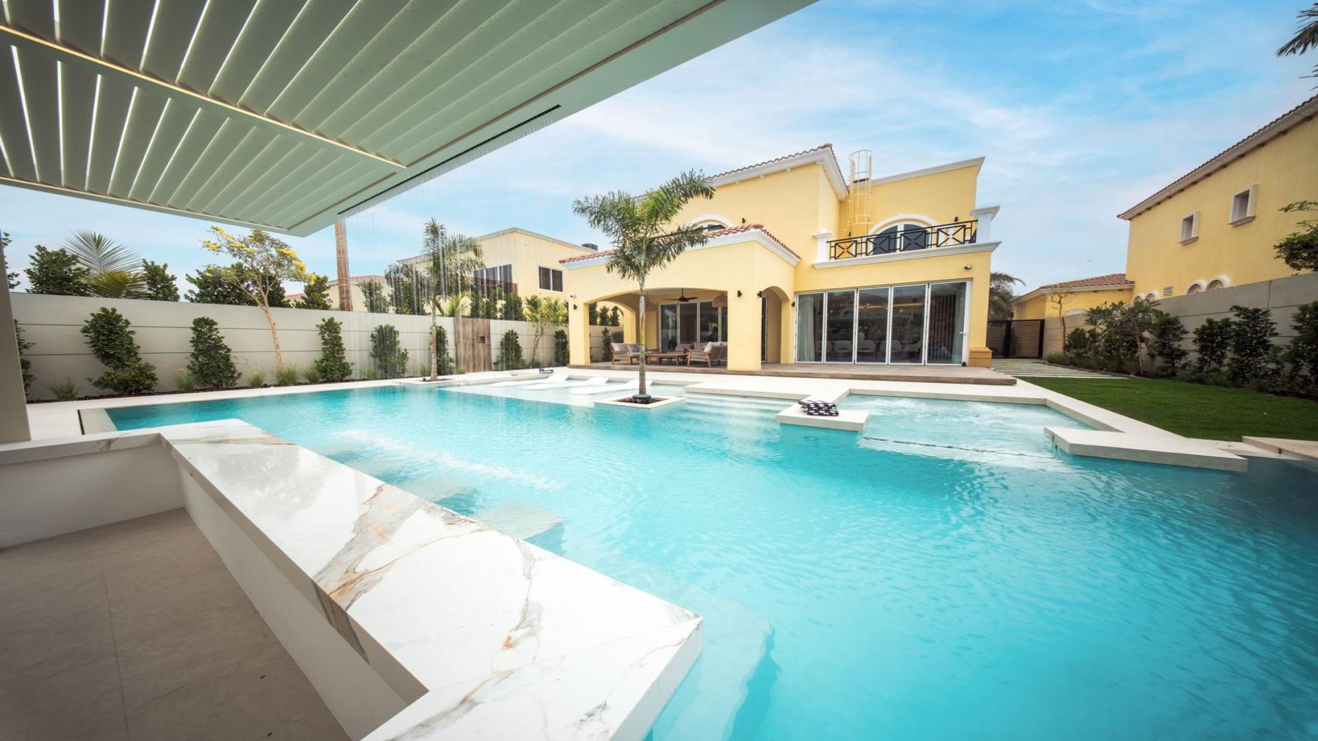 N/A,Luxury villa with pool in Jumeirah Park Villas, available for sale