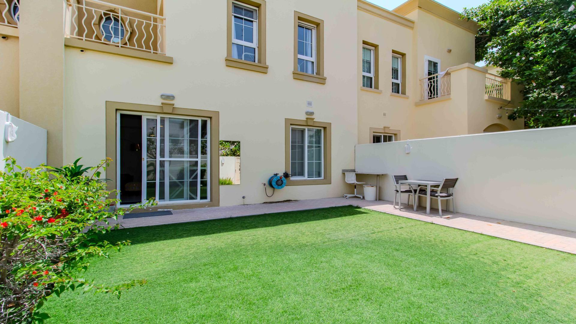 Large garden view of spacious villa in Springs 10, The Springs, with patio seating