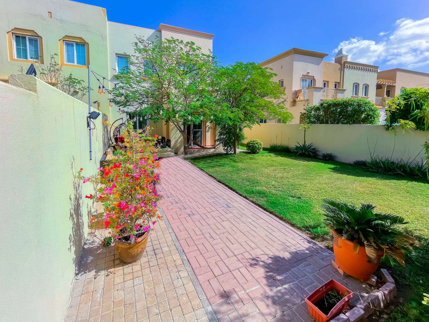 Living room in 2-bedroom villa, Springs 11, Emirates Living, modern decor, corner plot