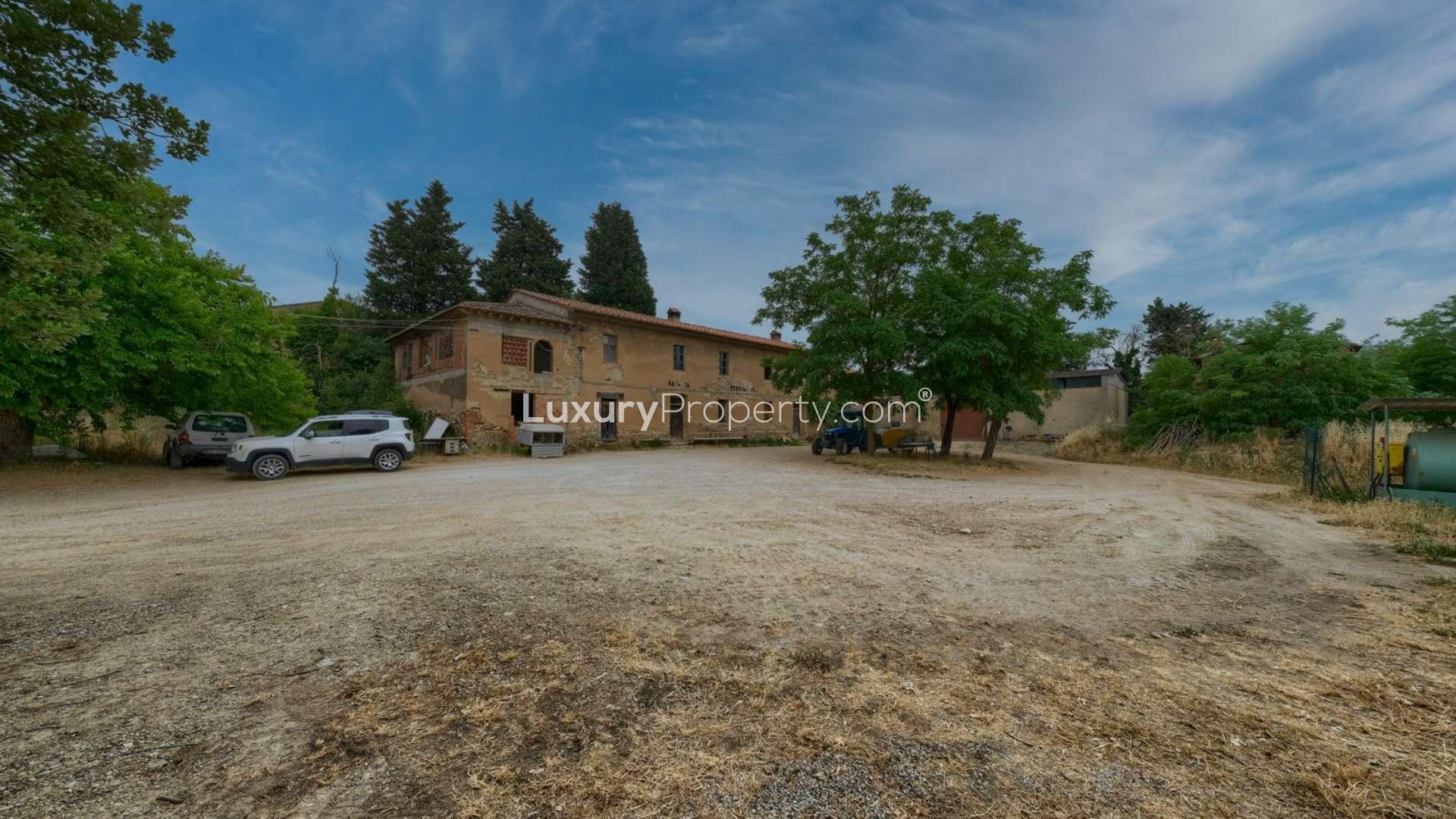 Tuscan villa exterior with lush greenery, located in Borgo Rosa Antico, Florence