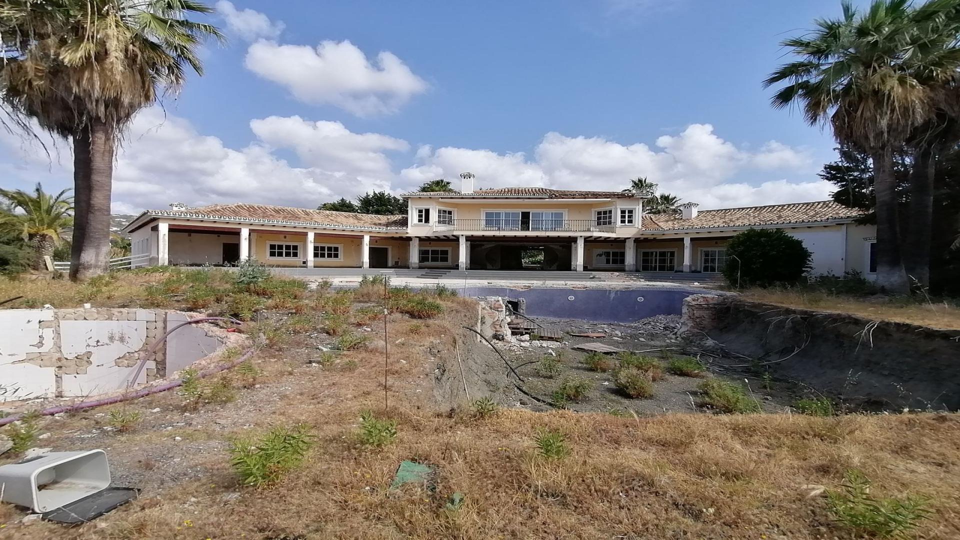 Exclusive 8-bed villa entrance with lush garden, for sale in La Quinta, Málaga