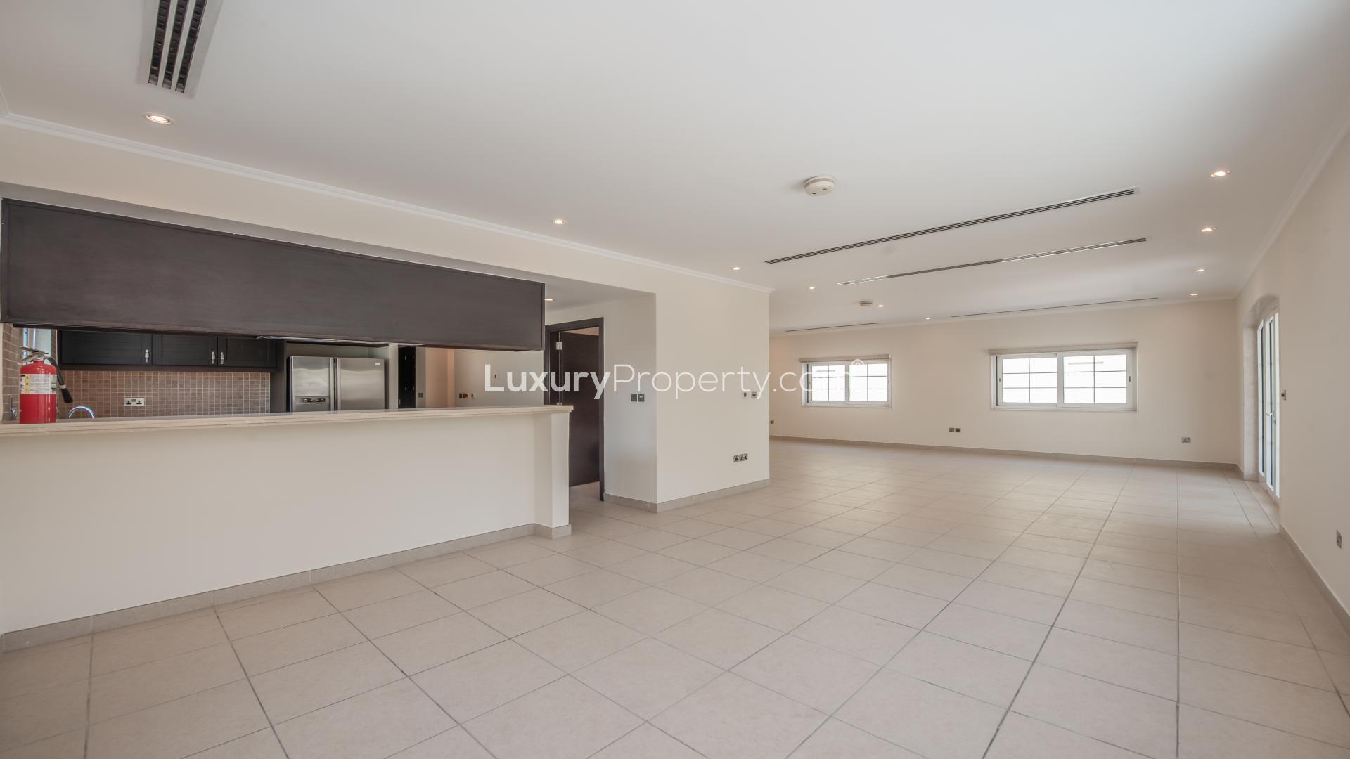 Spacious living area in Jumeirah Park 3 Bed Legacy Large villa for rent