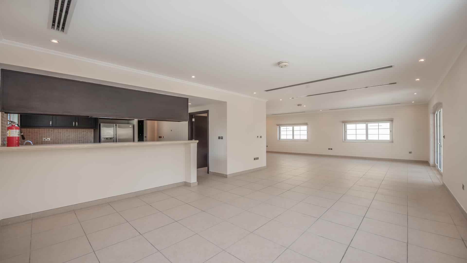 Spacious living area in Jumeirah Park 3 Bed Legacy Large villa for rent