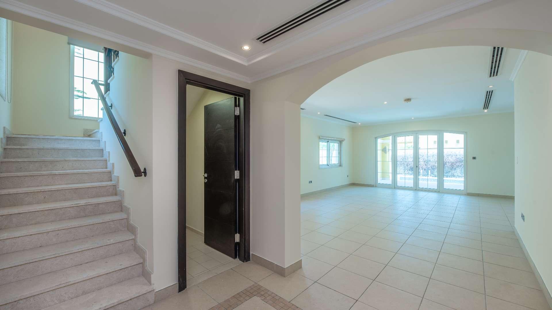 Elegant 3-bedroom villa with garden in Jumeirah Park Legacy, available for rent