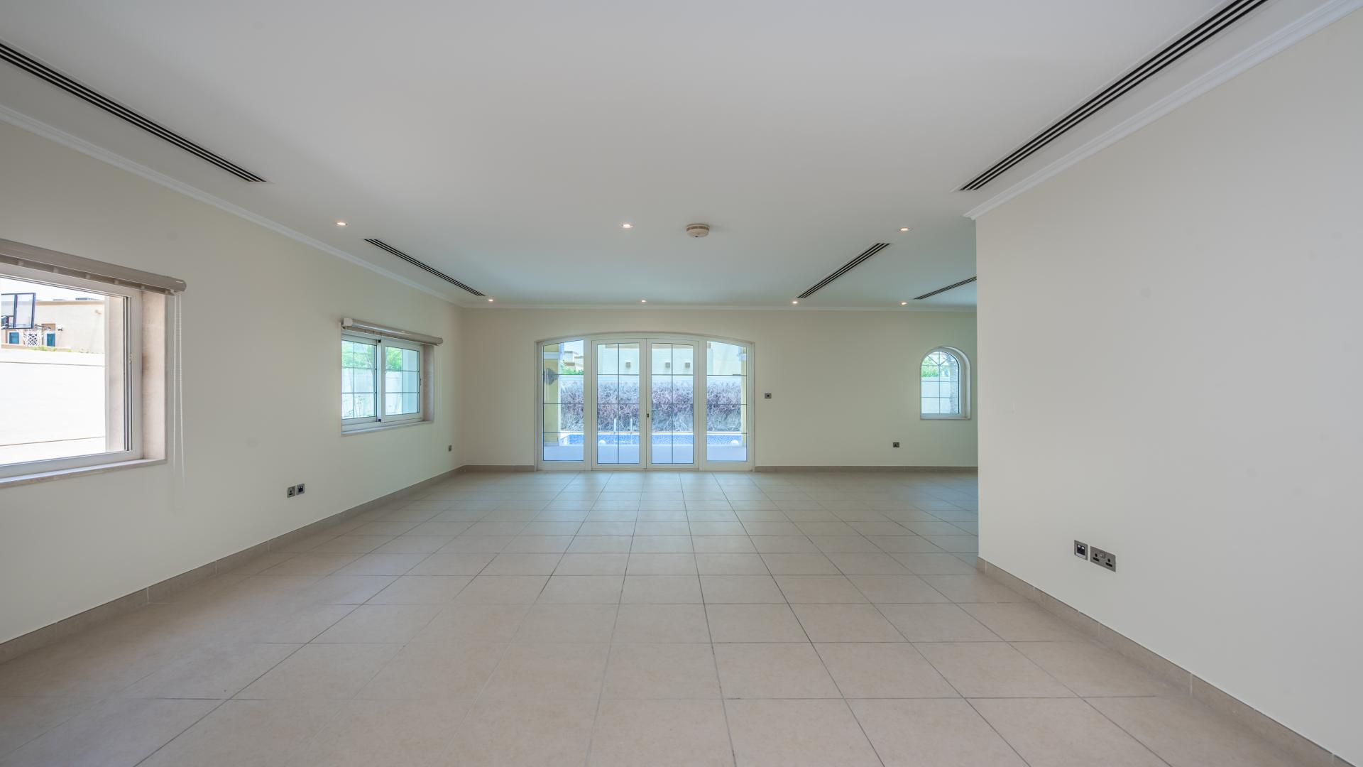 Spacious open-plan living area in 3-bedroom villa for rent, Jumeirah Park, Legacy community