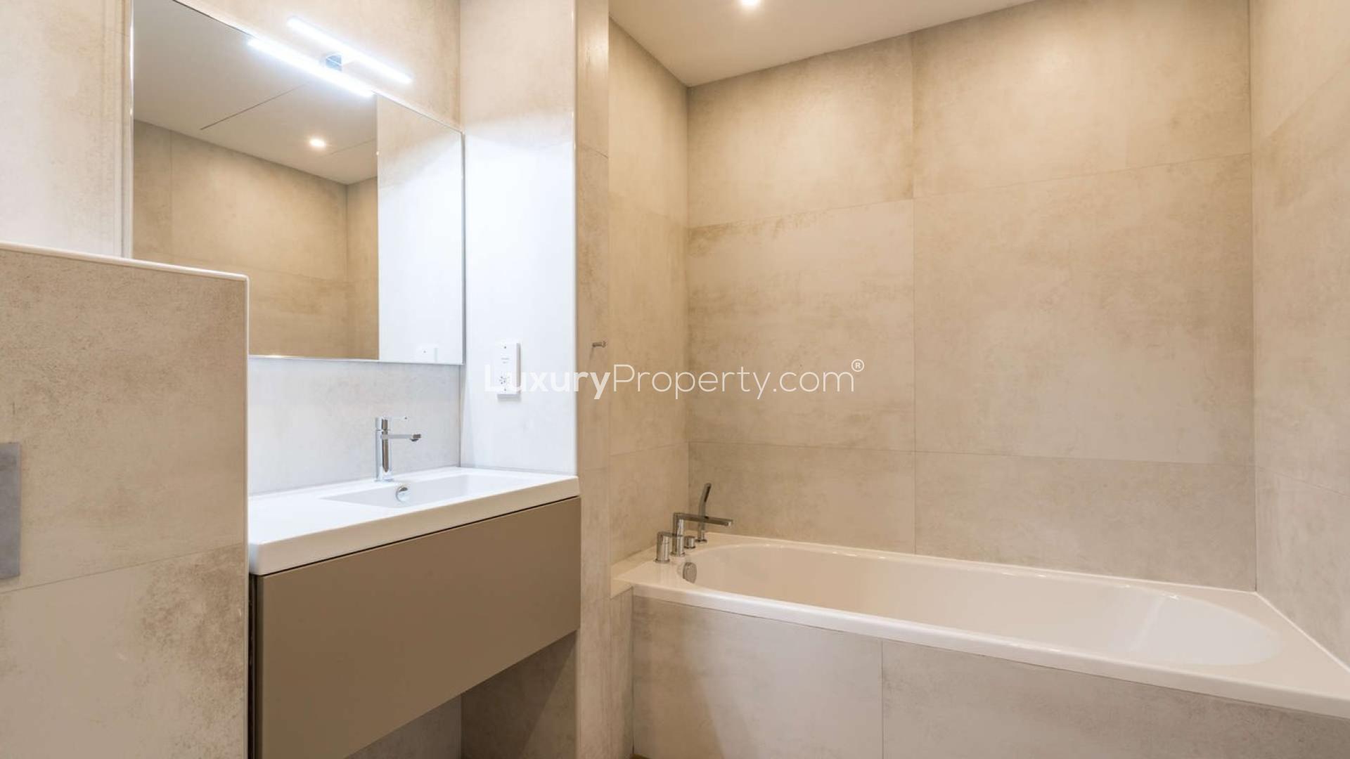 Modern dining and living area in 3-bed apartment, Old Town Island, for rent