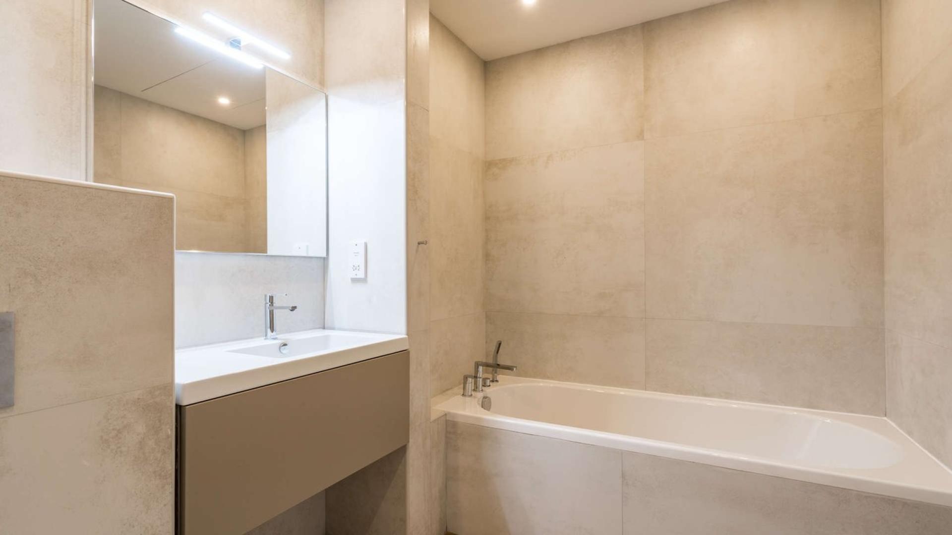 Modern dining and living area in 3-bed apartment, Old Town Island, for rent