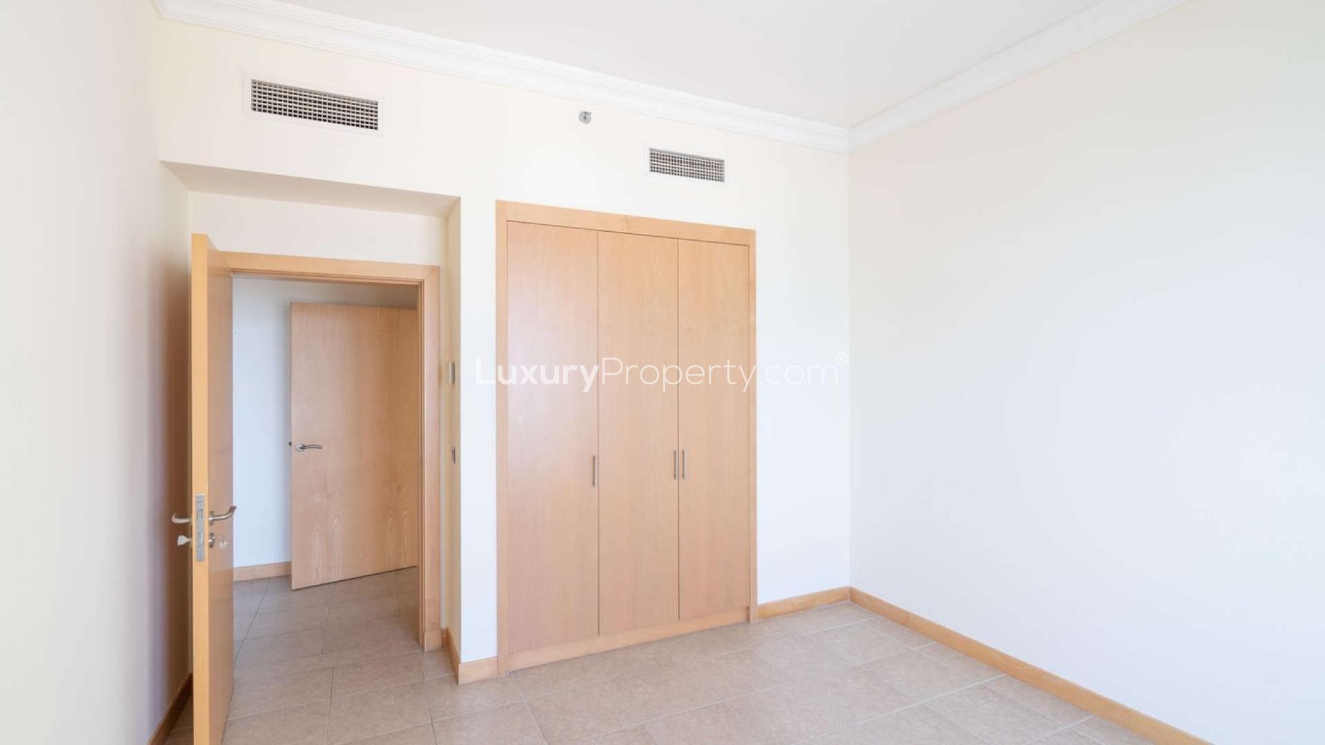 Spacious living area in 3-bedroom apartment, Al Basri Shoreline Building, Palm Jumeirah
