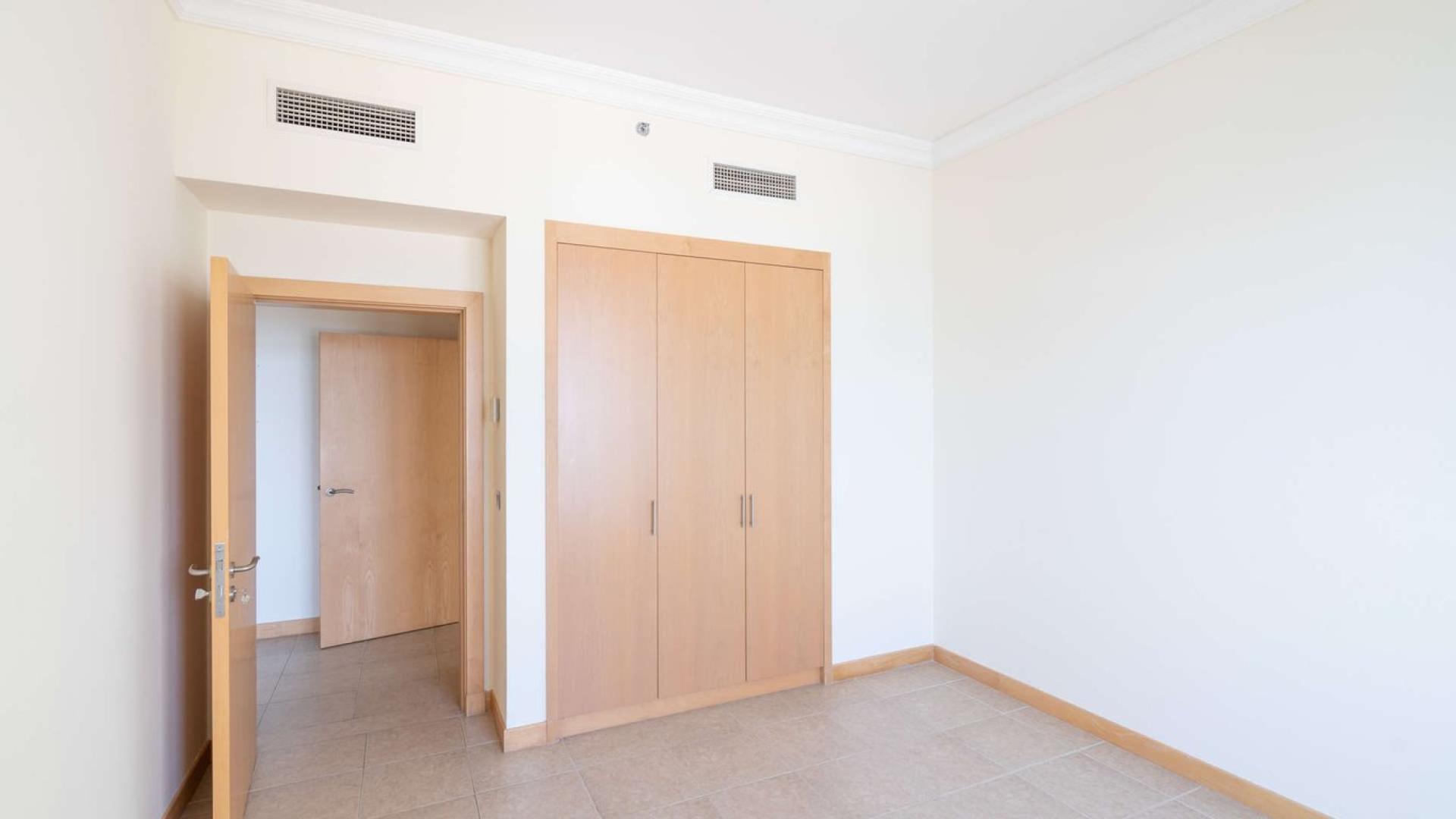 Spacious living area in 3-bedroom apartment, Al Basri Shoreline Building, Palm Jumeirah