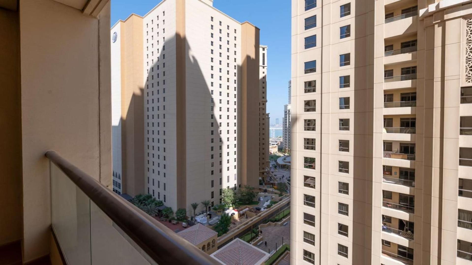 Empty living room in beachfront apartment, Jumeirah Beach Residence, Shams, for sale