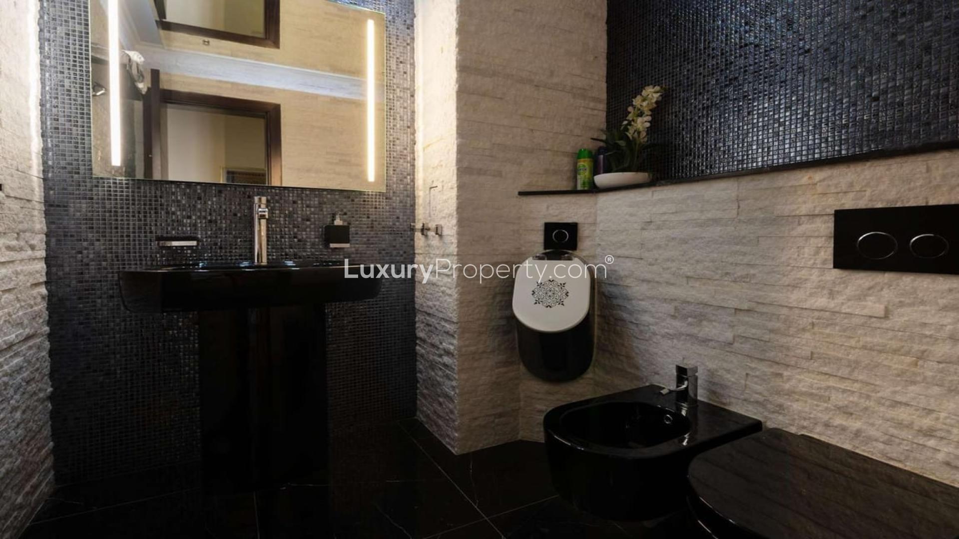 N/A,Luxurious bathroom in Palm Jumeirah apartment at Tiara Residences with modern fixtures