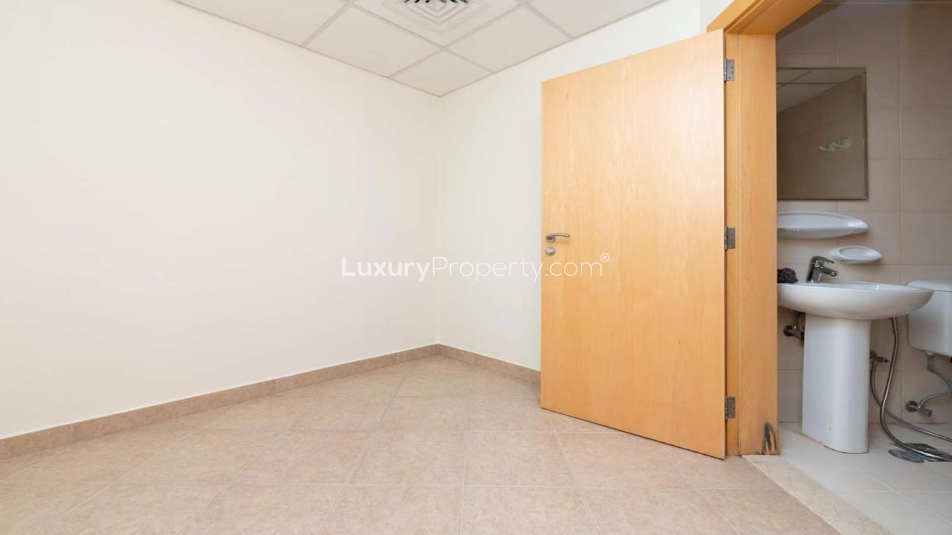 Spacious living area in beachfront apartment, Shoreline Apartments, Palm Jumeirah, for rent