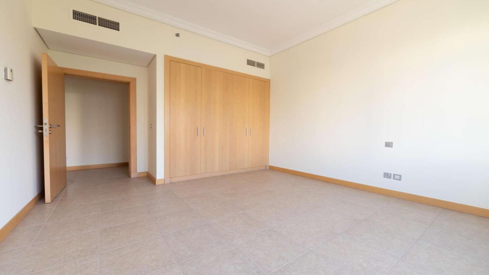 Spacious living area in beachfront apartment, Shoreline Apartments, Palm Jumeirah, available for rent