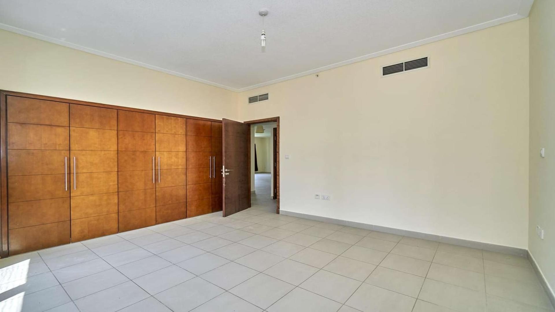 Spacious living area in 3-bedroom apartment, South Ridge 5, Downtown Dubai for rent