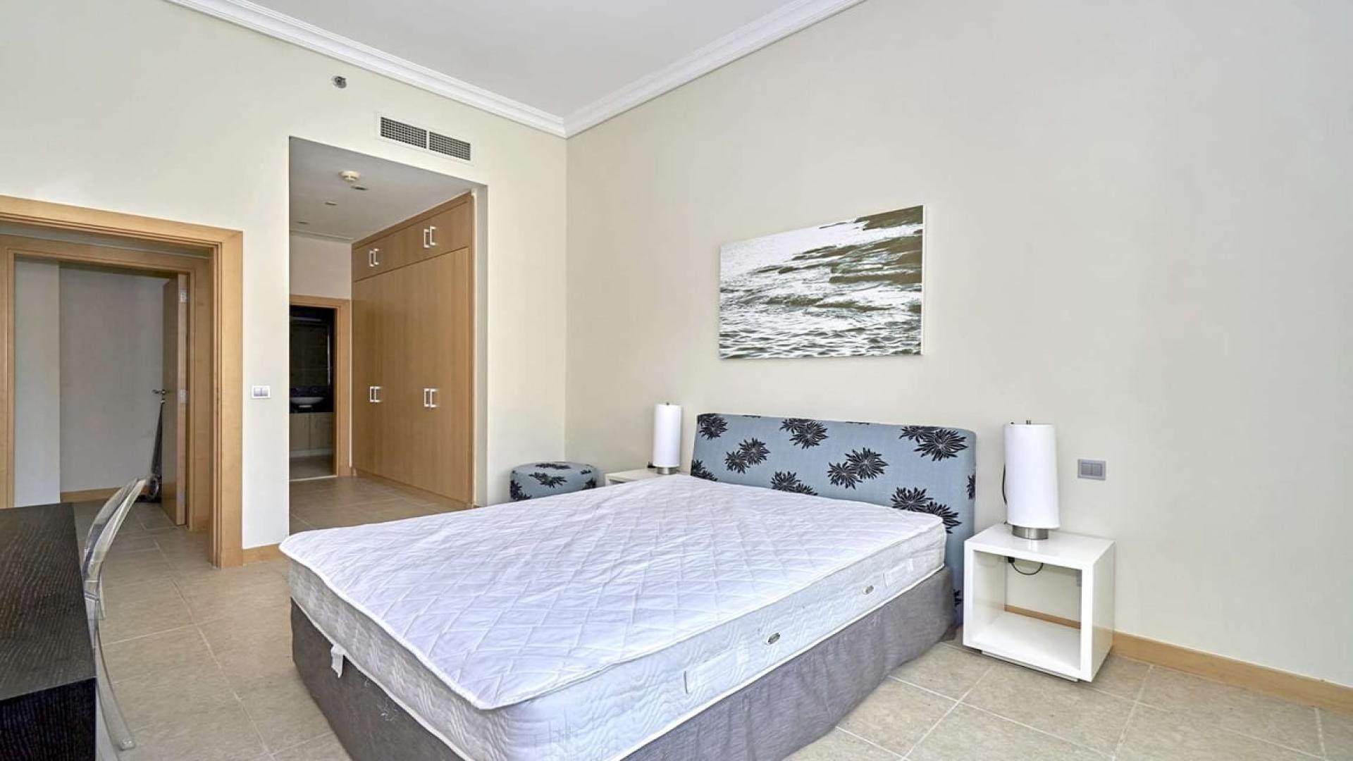 3-bed apartment bedroom, Shoreline Apartments, Palm Jumeirah, with modern decor and ample storage