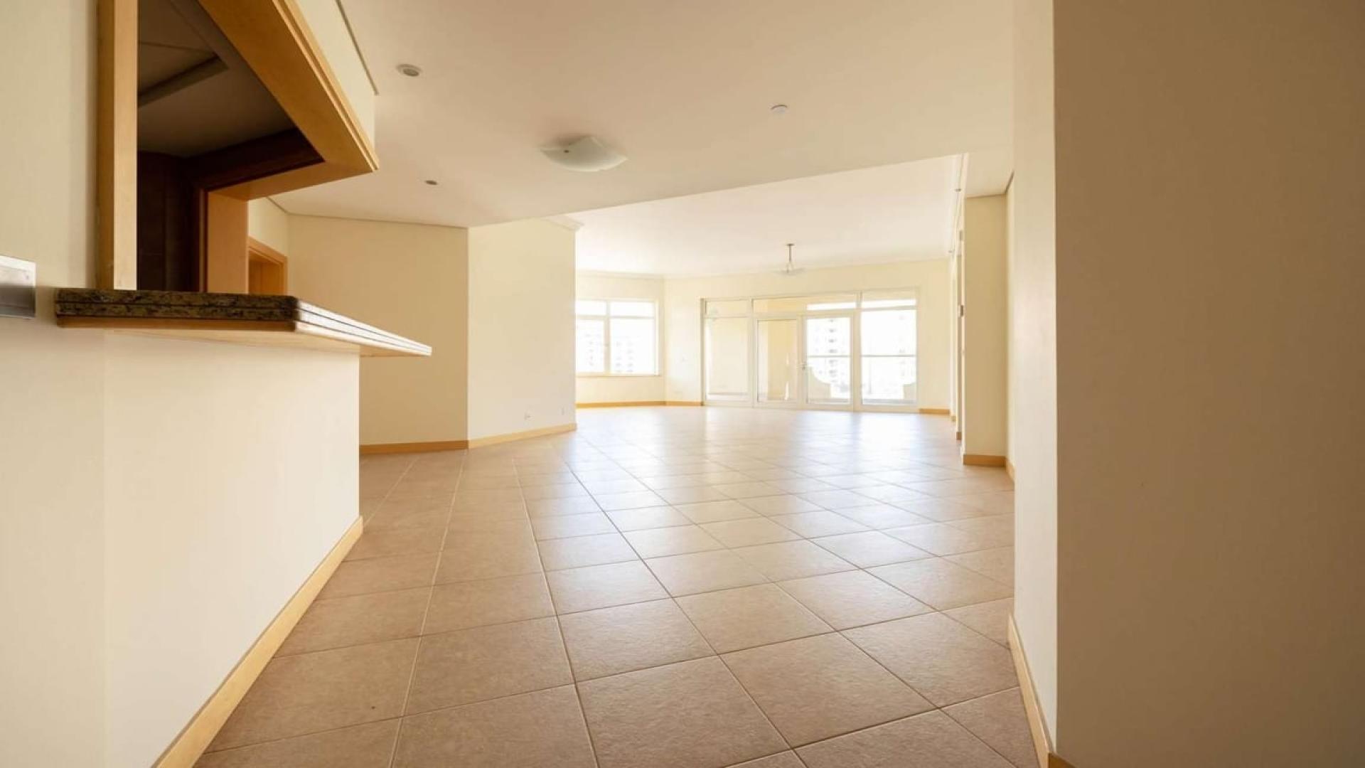 Spacious bathroom in 3-bedroom Shoreline apartment, Palm Jumeirah, featuring modern fixtures and bathtub