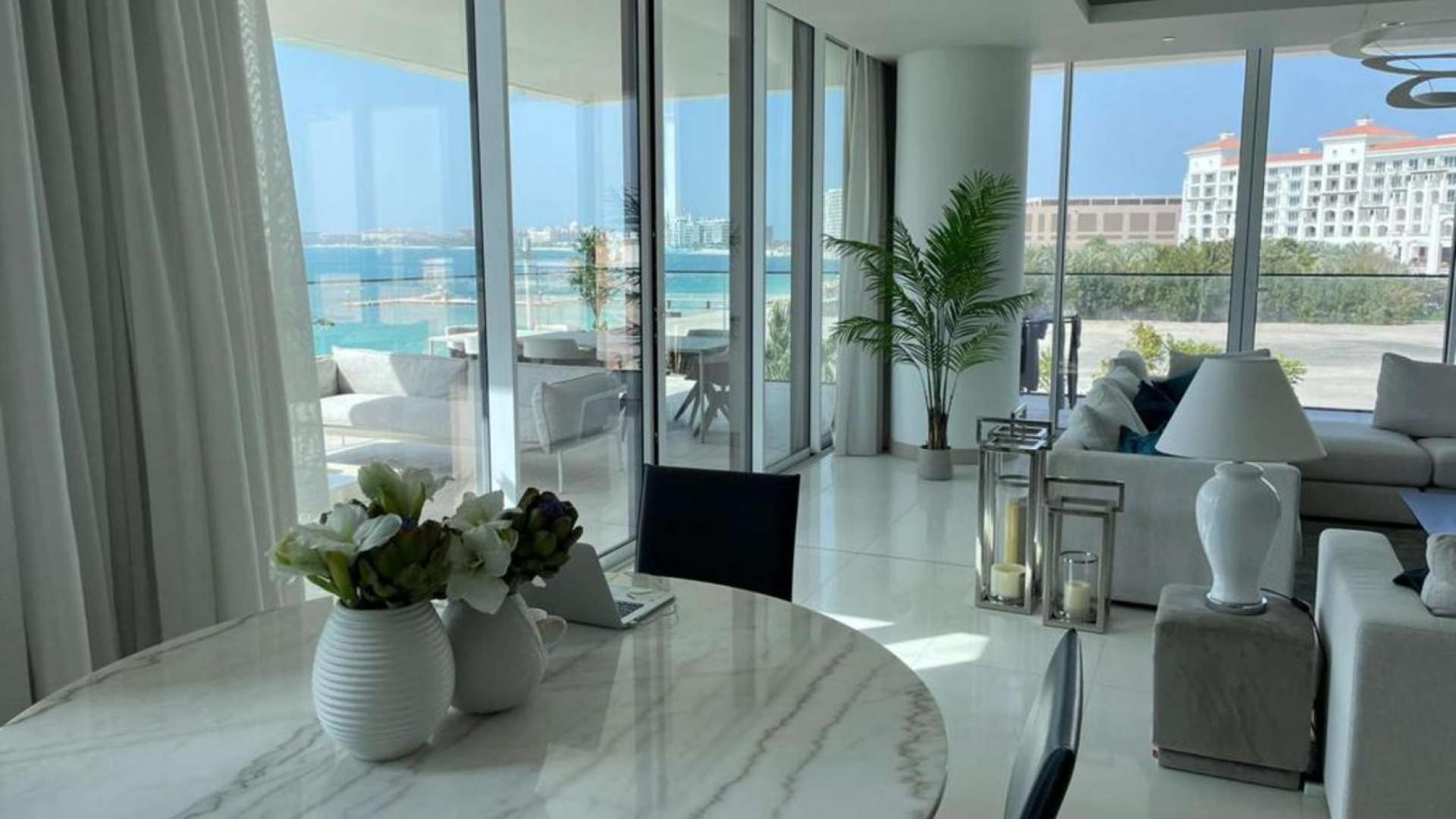 Luxurious poolside view at Serenia Residences, Palm Jumeirah apartment for rent