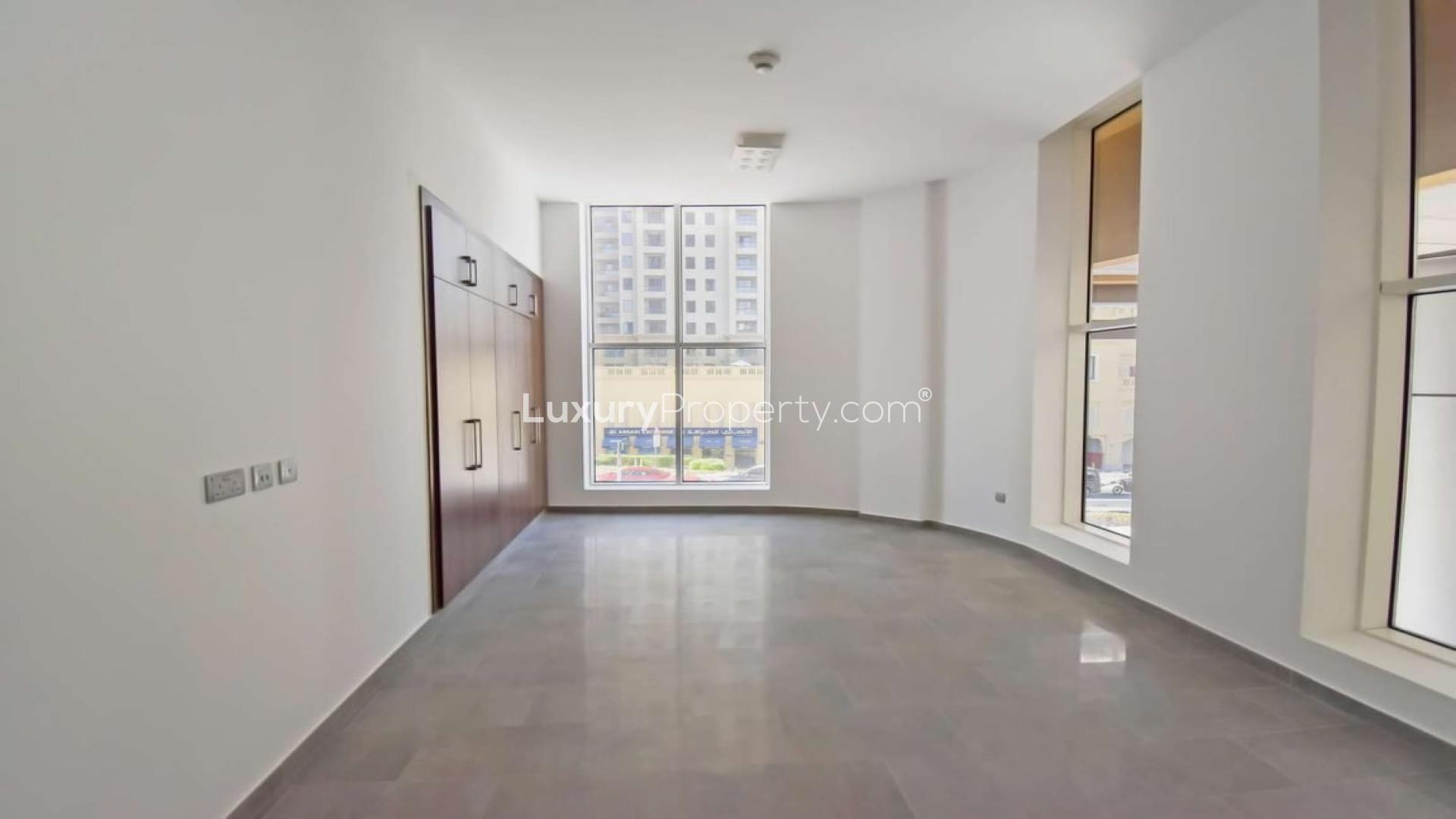 Infinity pool with stunning Dubai Marina skyline view at JAM Marina Residence apartment