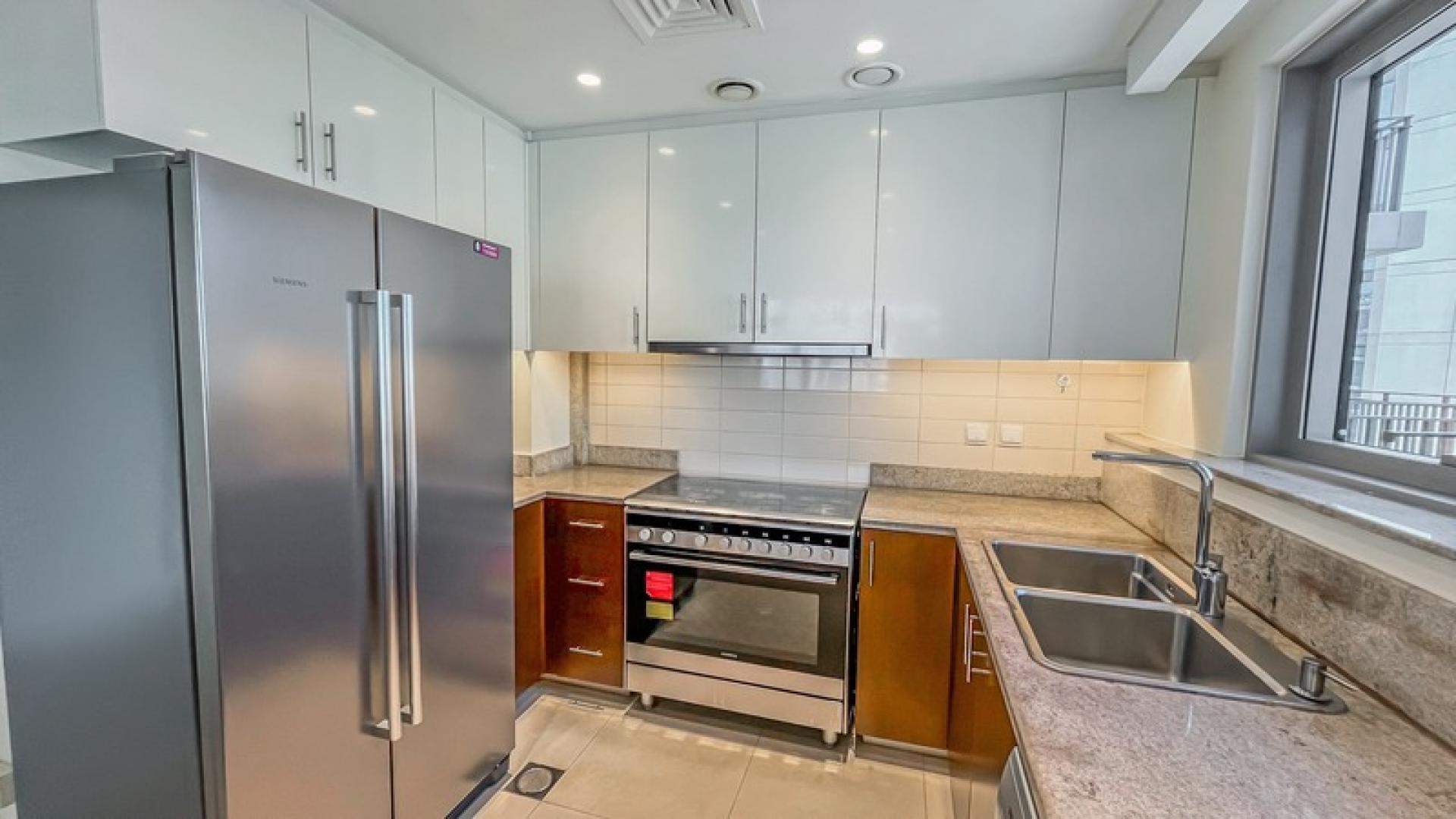 Spacious high-floor corner apartment with large windows and city views in Downtown Dubai