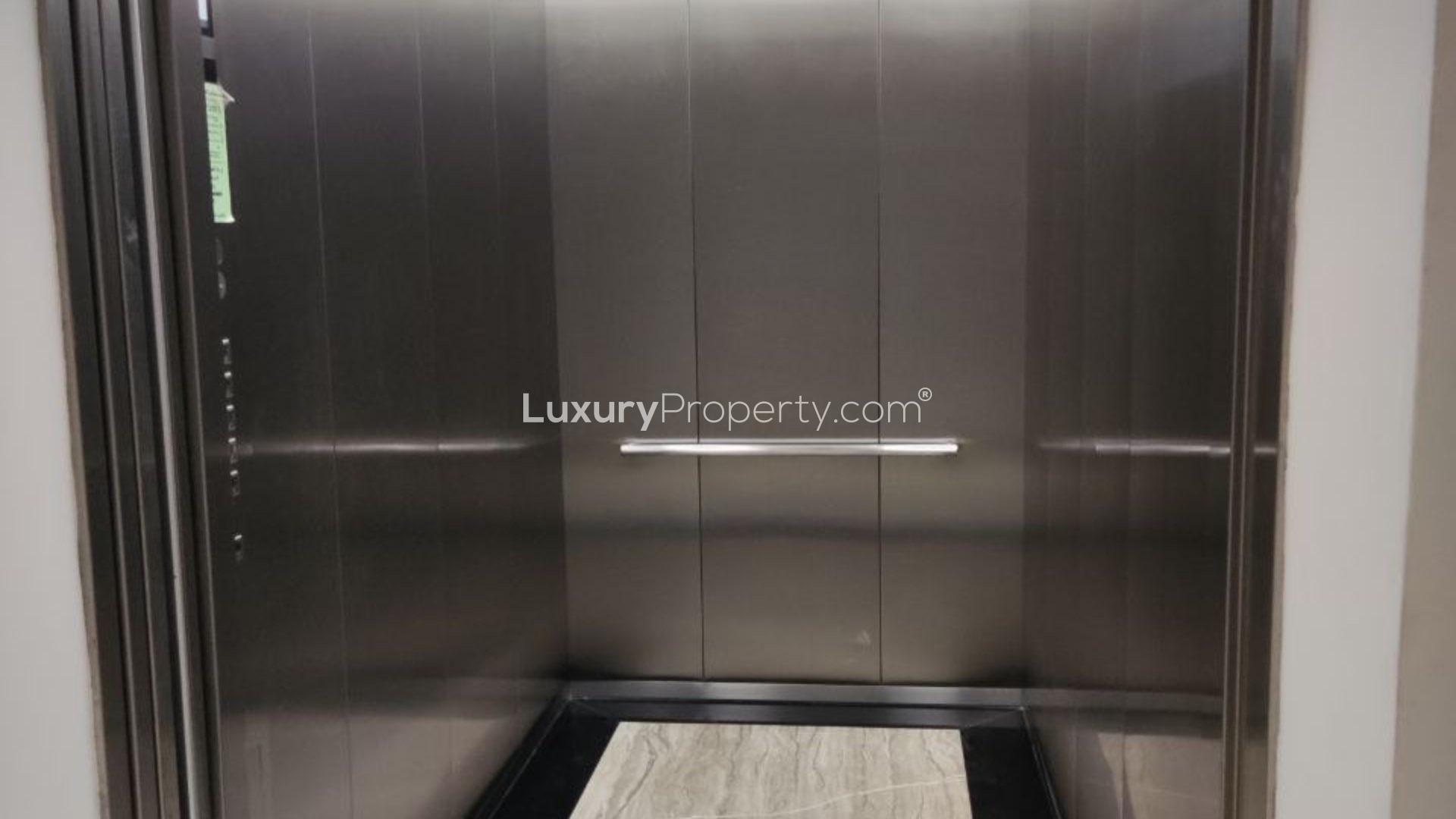 "Modern bathroom with marble tiles in Al Jaddaf 3-bedroom apartment for sale, LP10662.",Luxurious marble bathroom in spacious 3-bedroom apartment, Al Jaddaf, for sale