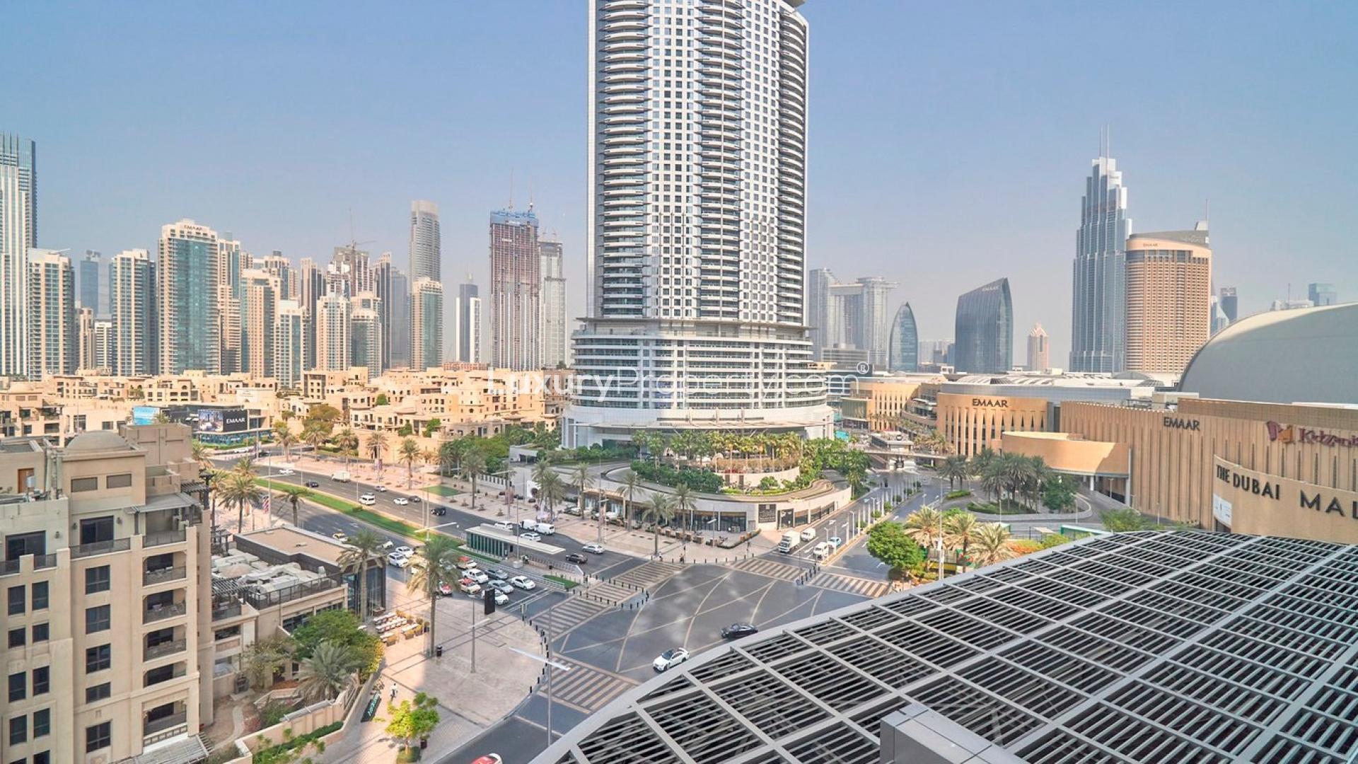 Spacious living area in luxury apartment for sale, Boulevard Point, Downtown Dubai