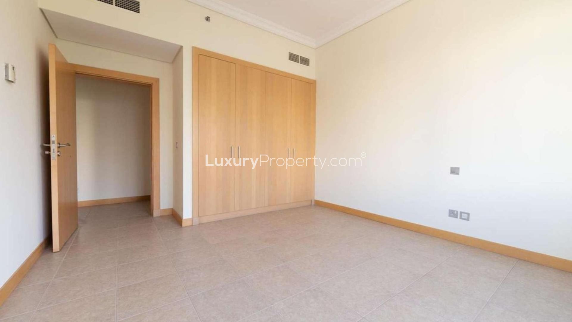 High floor spacious living area in Shoreline Apartment, Palm Jumeirah for sale