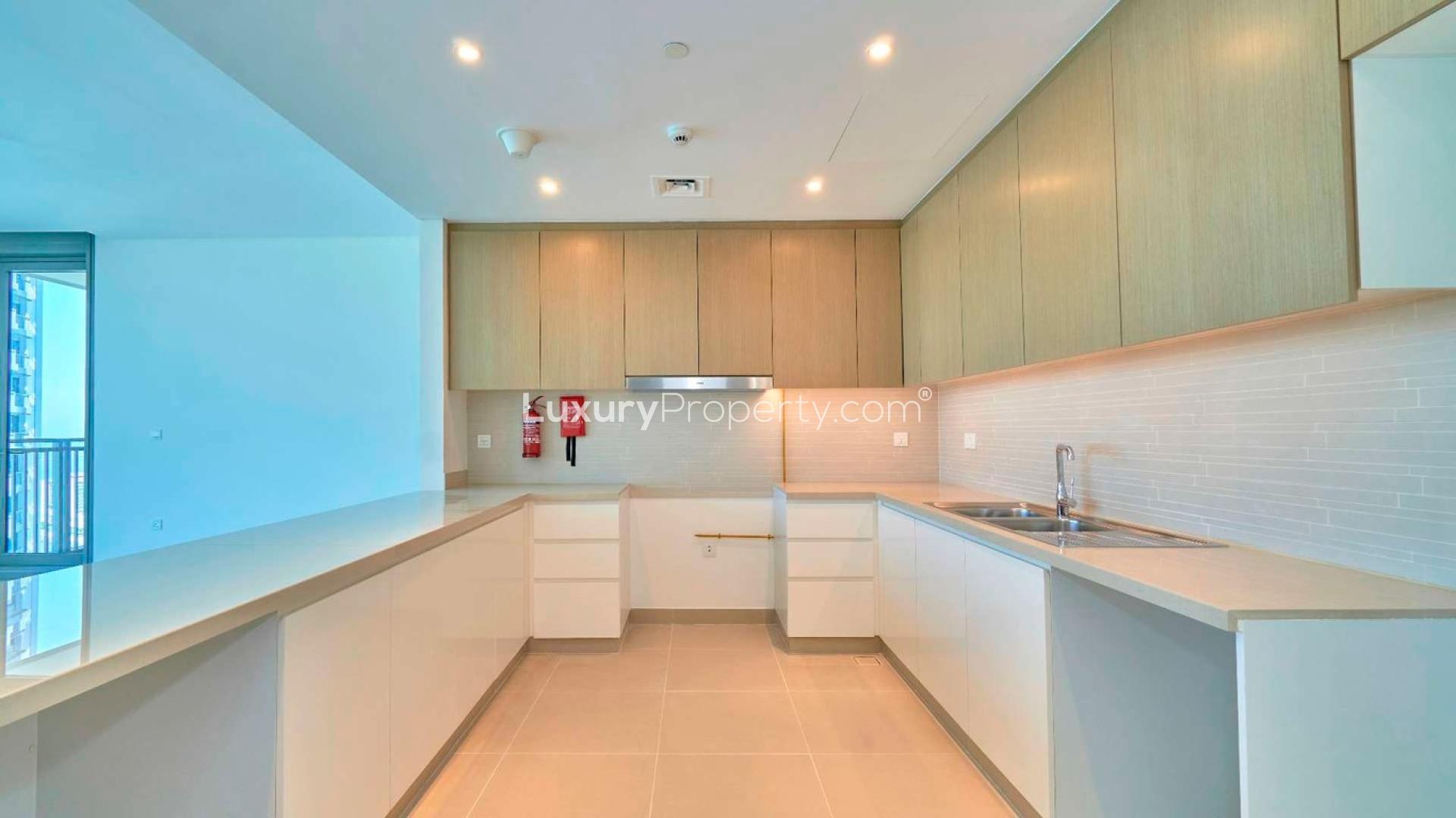 High-floor apartment with pool and stunning Dubai Marina views, 5242 community