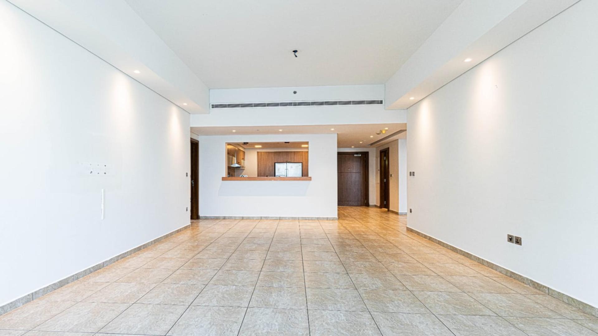 Spacious living area in three-bedroom apartment, Marina Residences, Palm Jumeirah, for sale