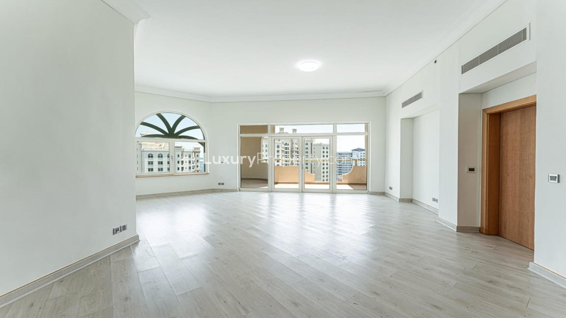 High-floor Shoreline Apartment kitchen and living area, Palm Jumeirah, 3 bedrooms, for sale