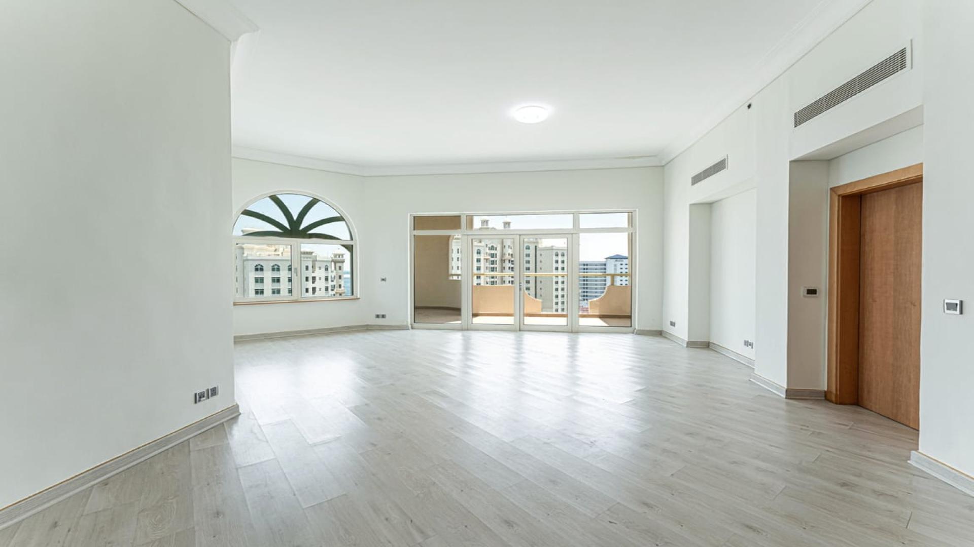 High-floor Shoreline Apartment kitchen and living area, Palm Jumeirah, 3 bedrooms, for sale