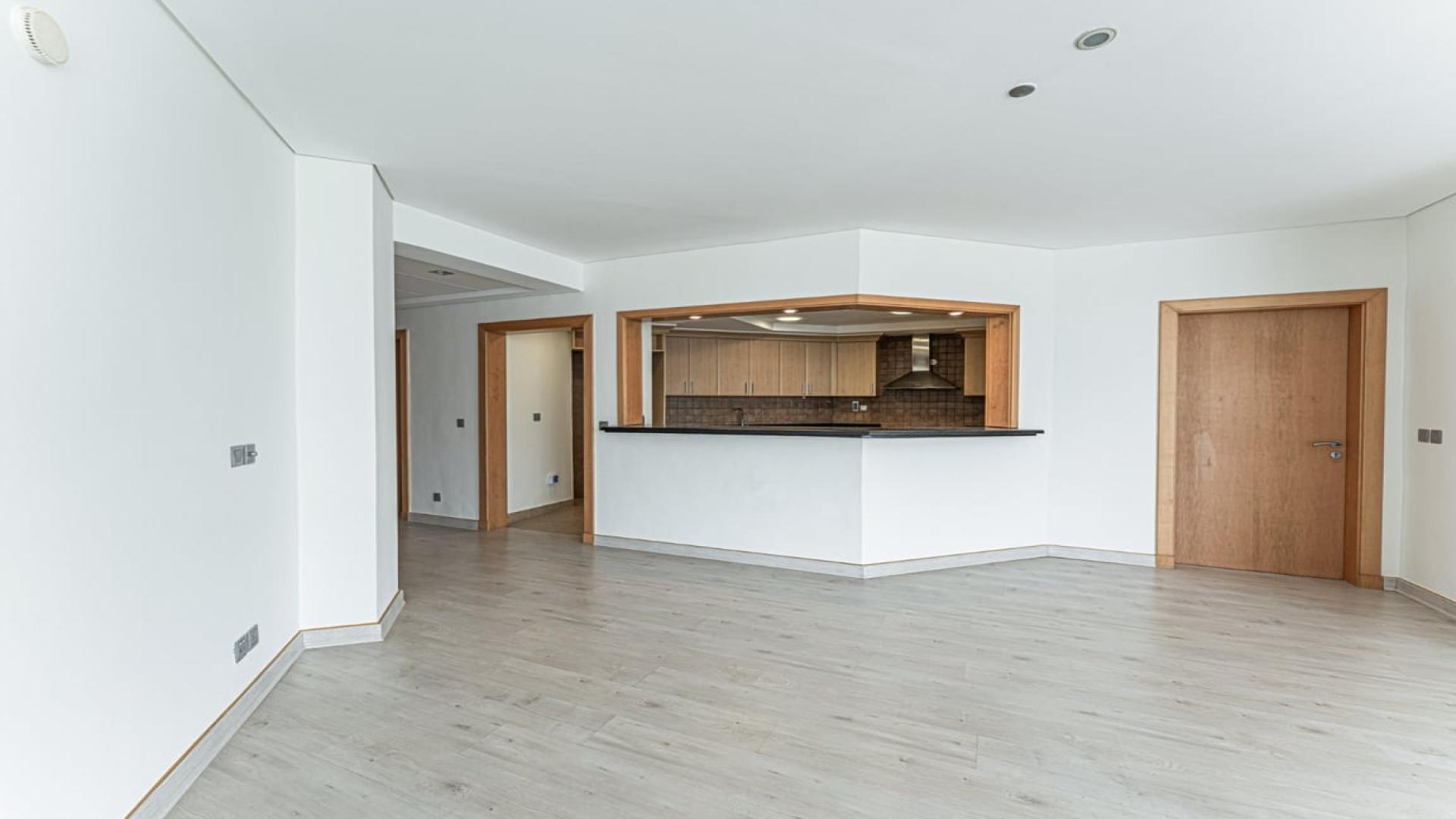 High-floor apartment with spacious living area and panoramic views, Palm Jumeirah, Shoreline Apartments