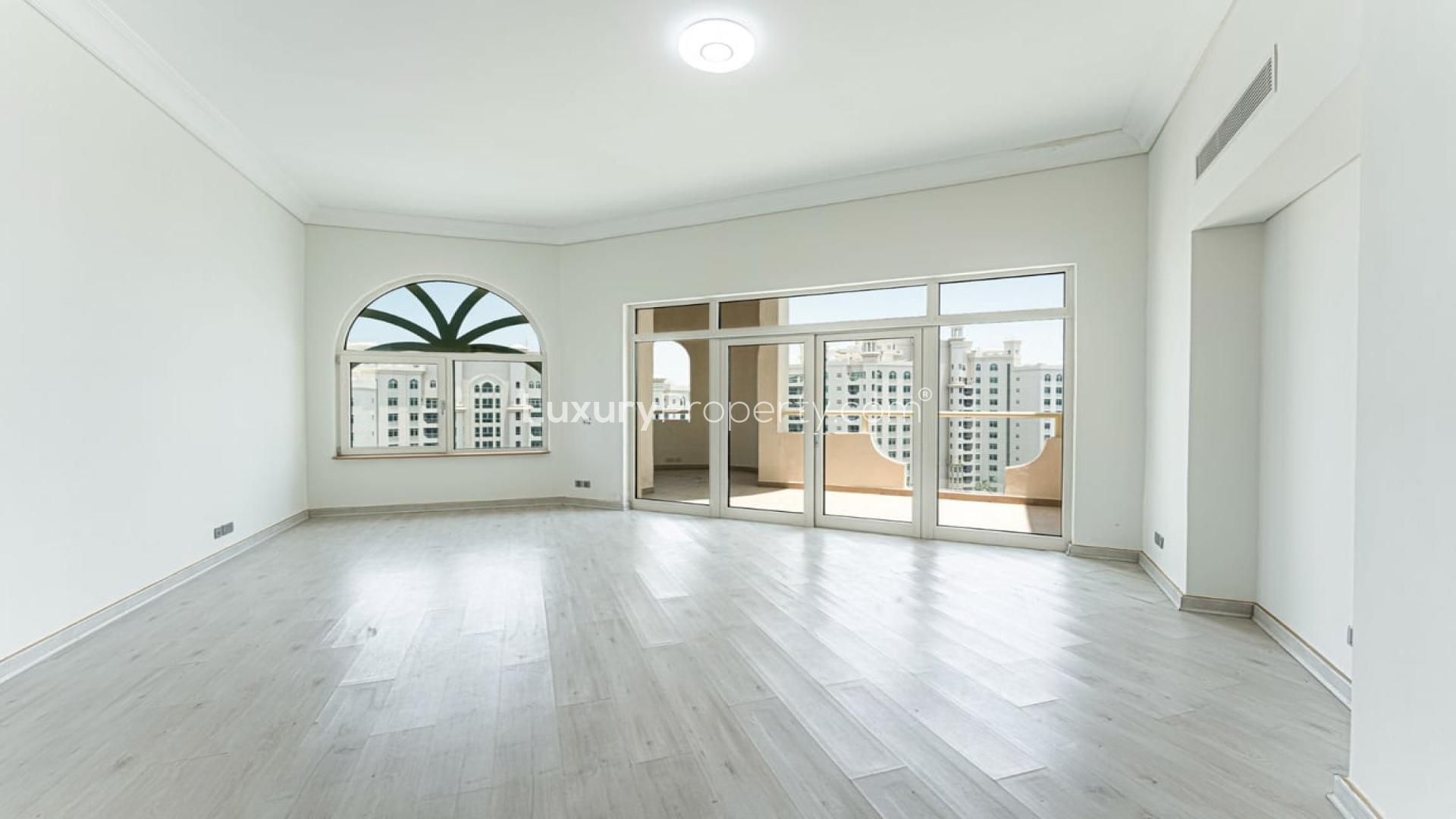 High-floor Shoreline Apartment with panoramic city and sea views, Palm Jumeirah, Dubai