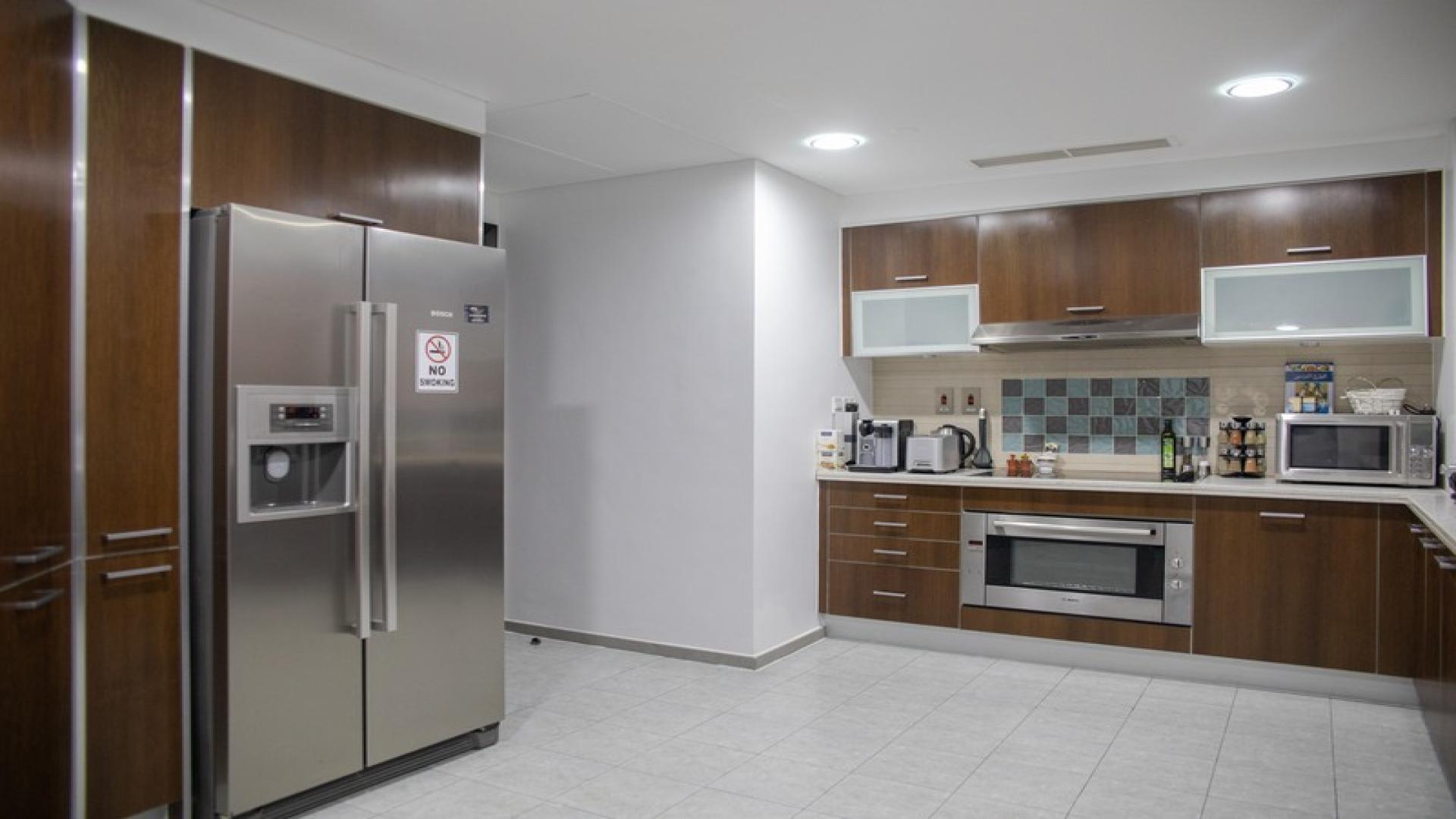 Modern kitchen in luxurious 3-bedroom apartment, Marina Residences, Palm Jumeirah, for sale