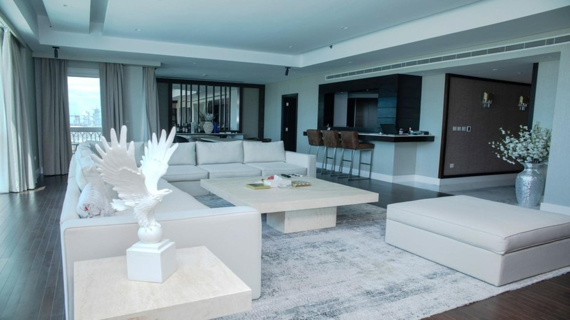 Luxurious living room in upgraded 3-bedroom apartment, Marina Residences, Palm Jumeirah