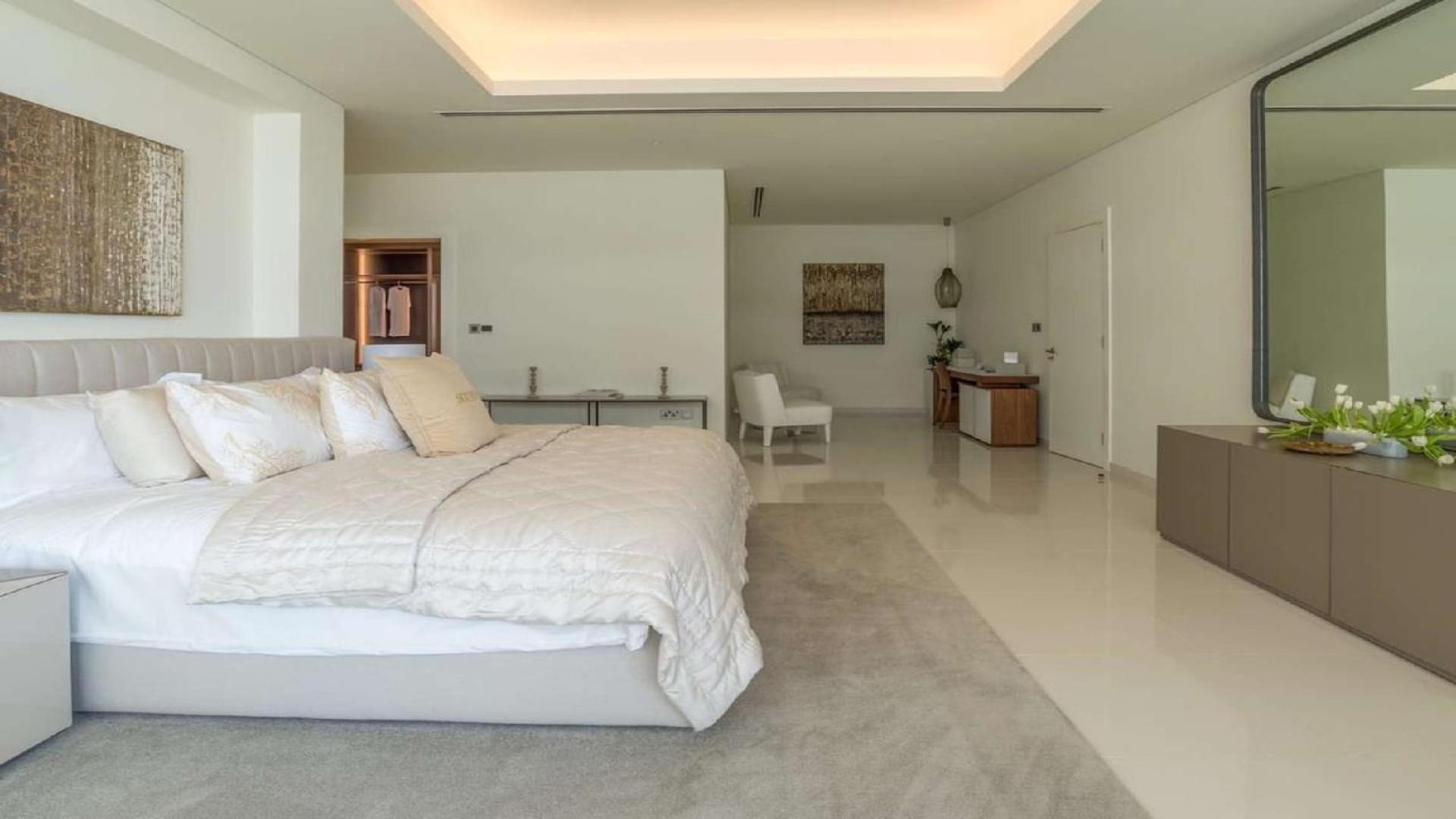 Luxurious master bedroom in 3-bedroom penthouse, Serenia Residences, Palm Jumeirah, Dubai