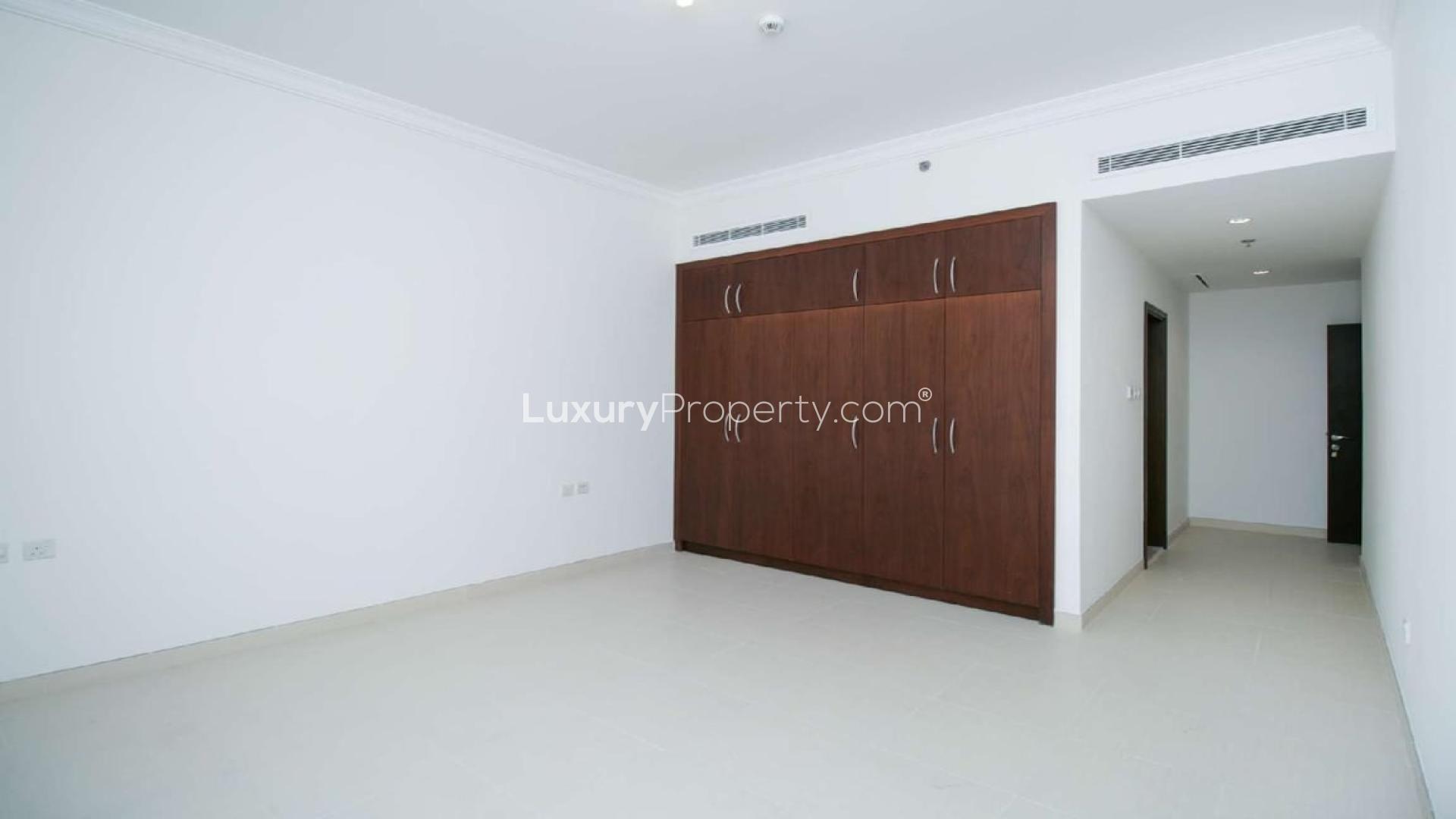 Modern living room in beachfront 3-bedroom duplex, Sarai Apartments, Palm Jumeirah