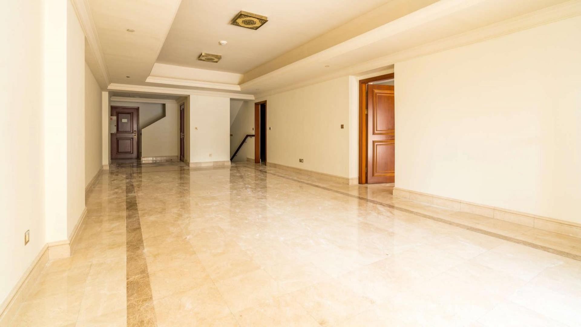 Spacious living room in 3-bedroom townhouse, Fairmont South Residence, Palm Jumeirah for rent