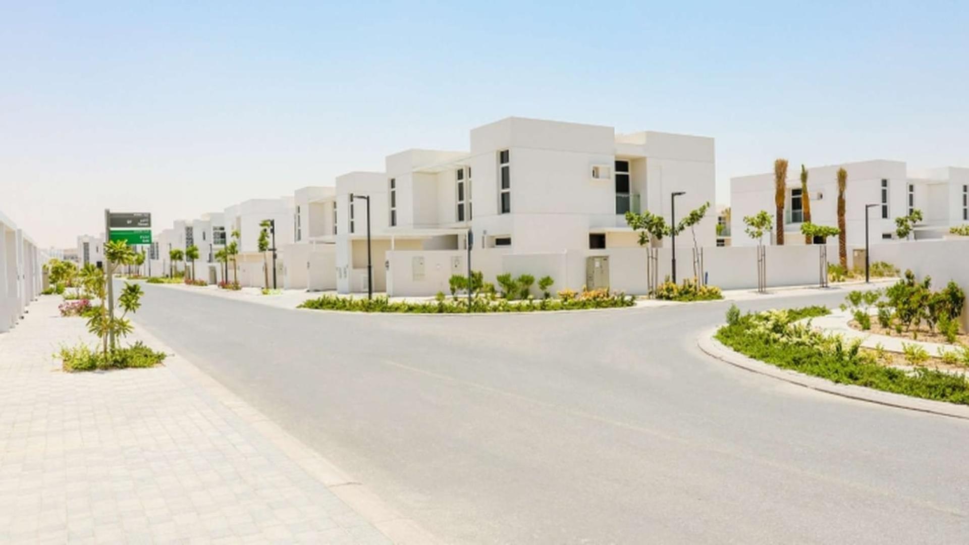 Spacious 3-bedroom middle unit villa exterior in Arabella 1, Mudon townhouse community