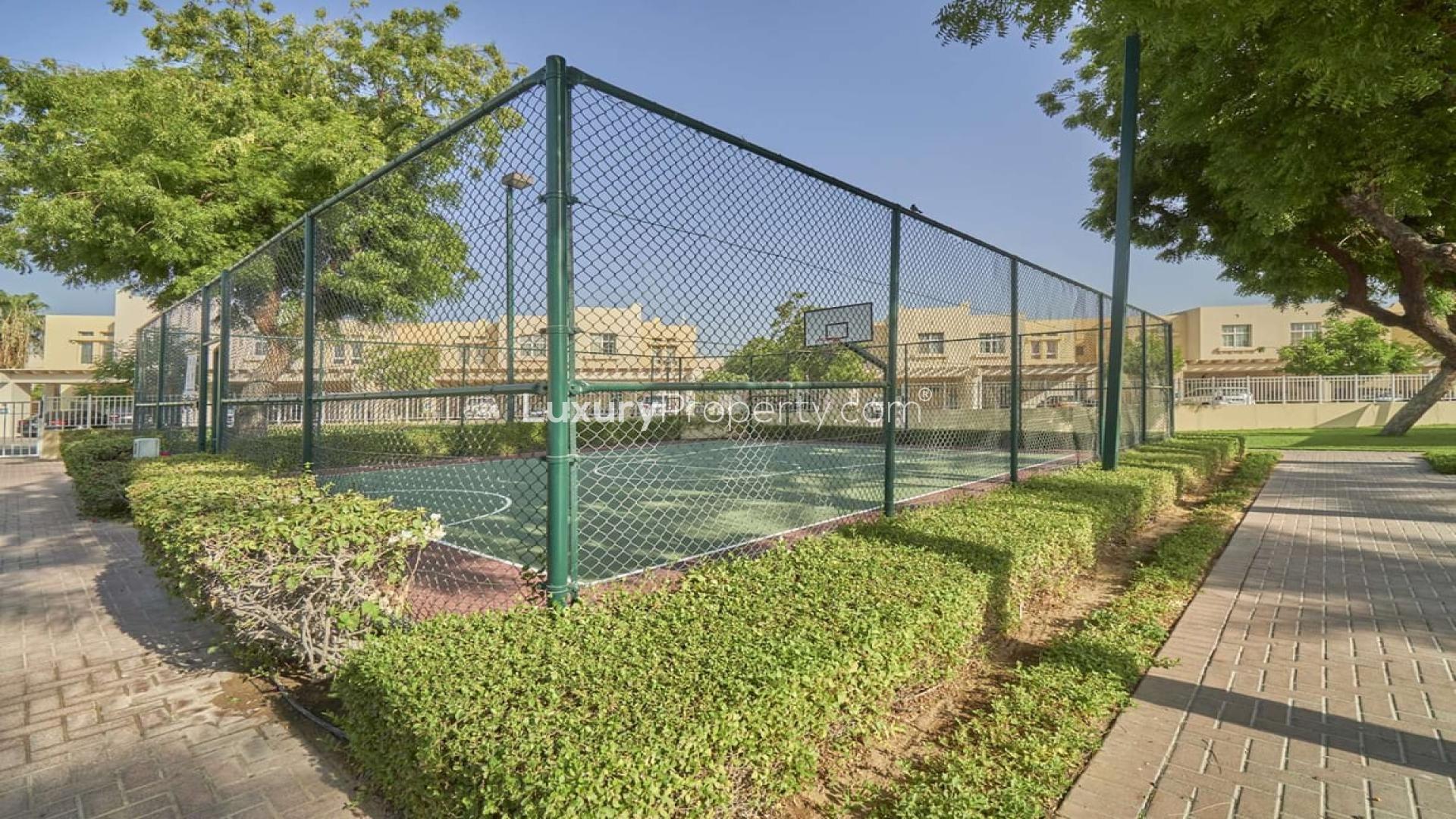 Modern kitchen in 3-bedroom townhouse for rent in Forat, The Lakes, Dubai