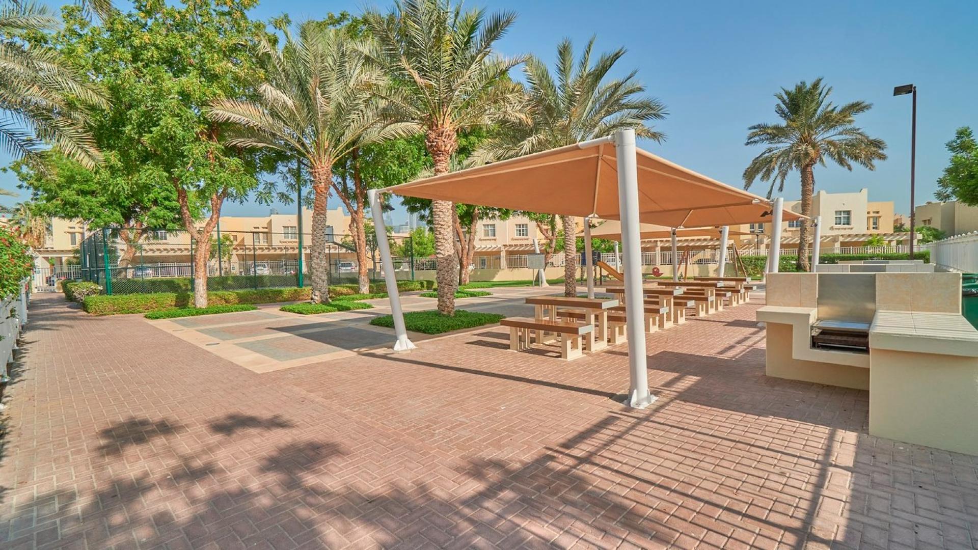 Bright bedroom in spacious 3-bedroom townhouse for rent in Forat, The Lakes, Dubai