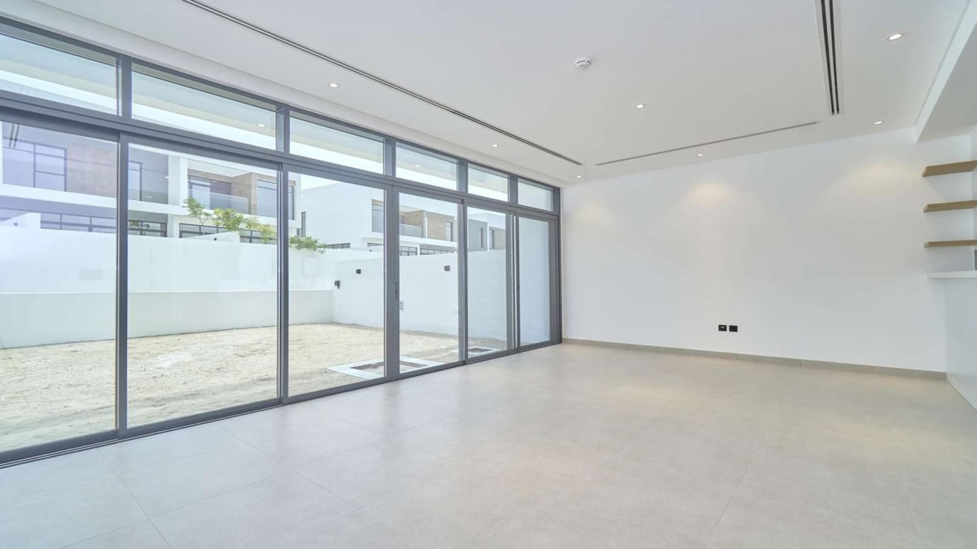 Modern staircase in 3-bedroom townhouse, Jumeirah Luxury, Jumeirah Golf Estates, for rent