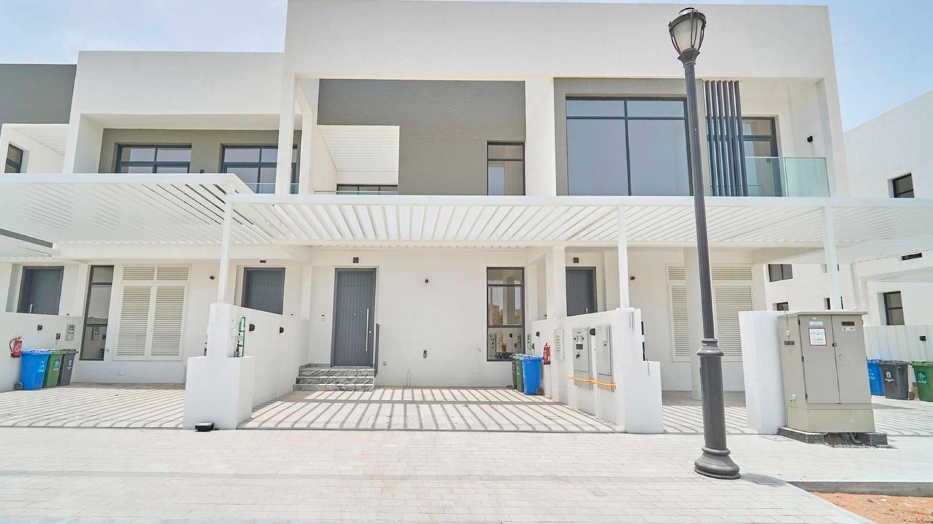 Modern 3-bedroom townhouse exterior in Jumeirah Luxury, Jumeirah Golf Estates for rent