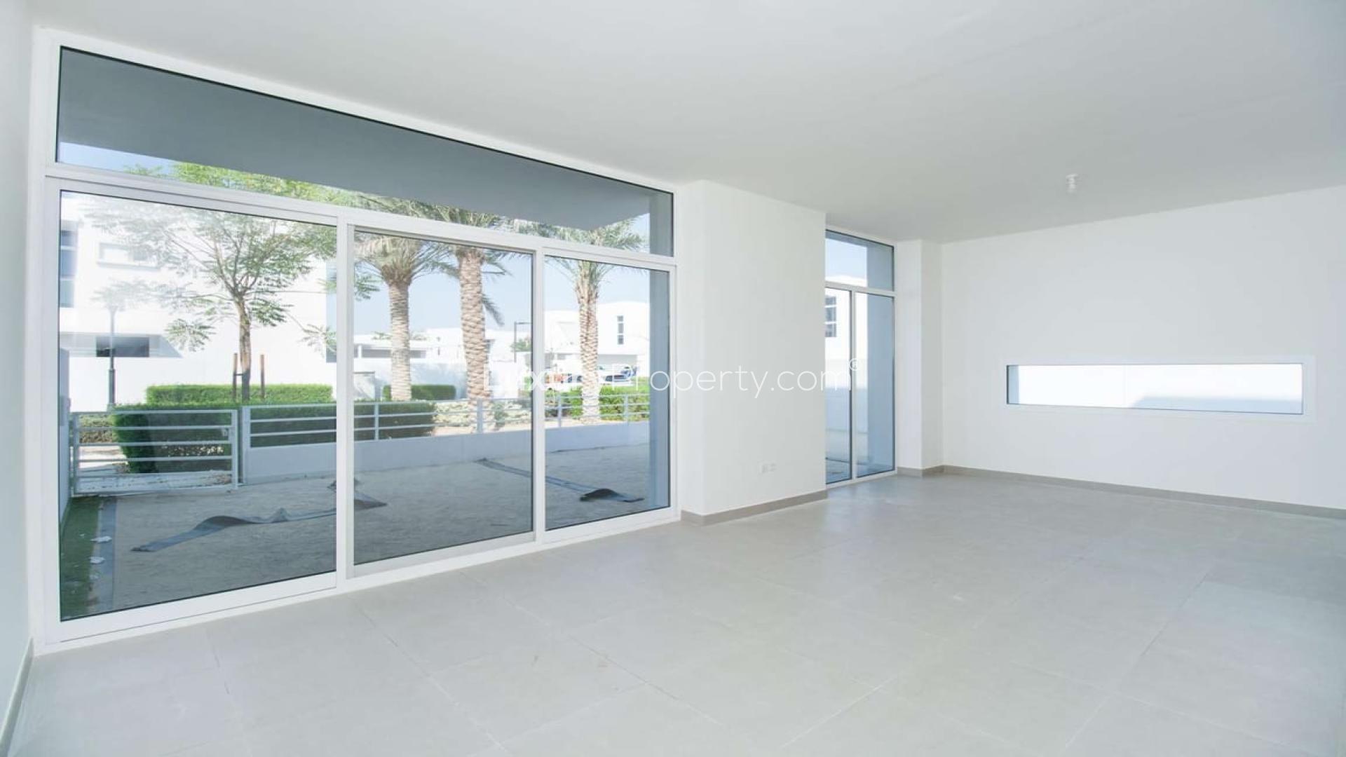 Bright living room in 3-bedroom townhouse, Arabella Mudon, with large windows and garden view