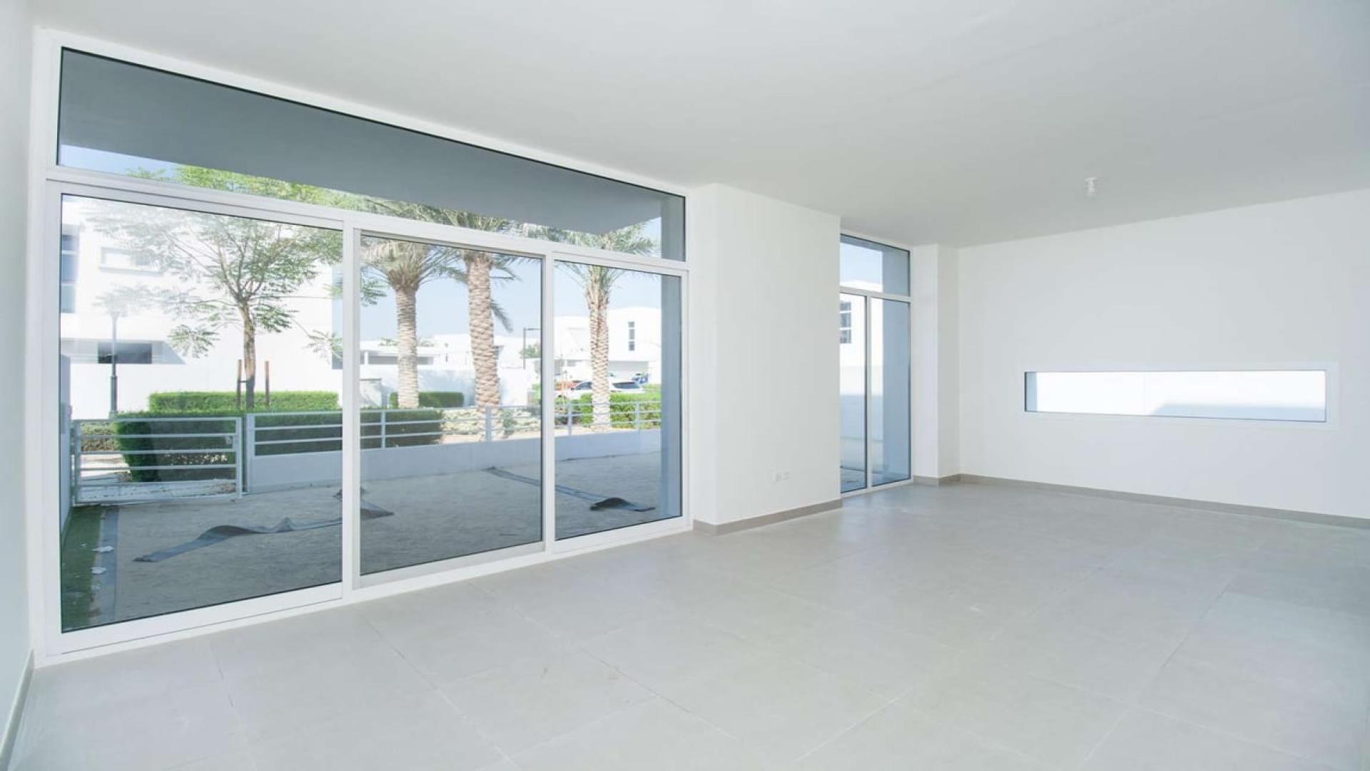 Bright living room in 3-bedroom townhouse, Arabella Mudon, with large windows and garden view