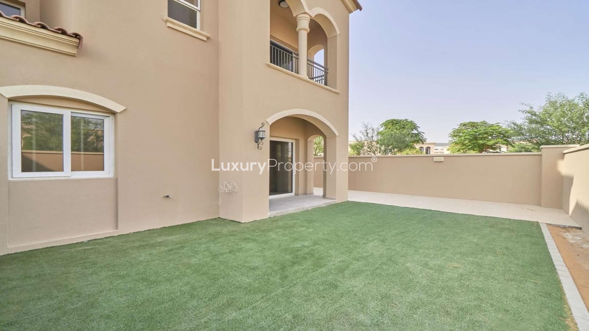 Bright living room in Casa Dora townhouse, Serena, with large windows and garden view