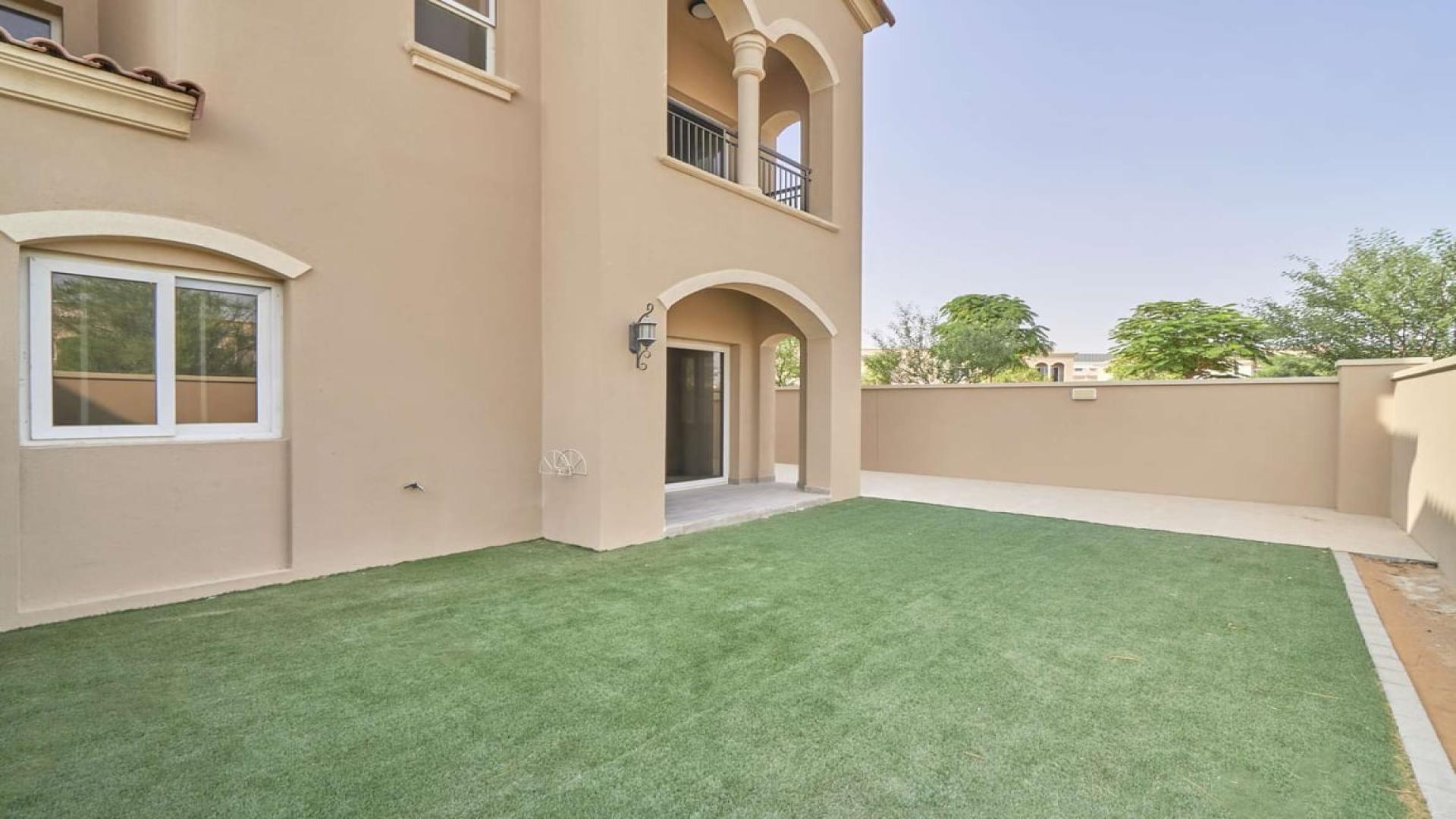 Bright living room in Casa Dora townhouse, Serena, with large windows and garden view