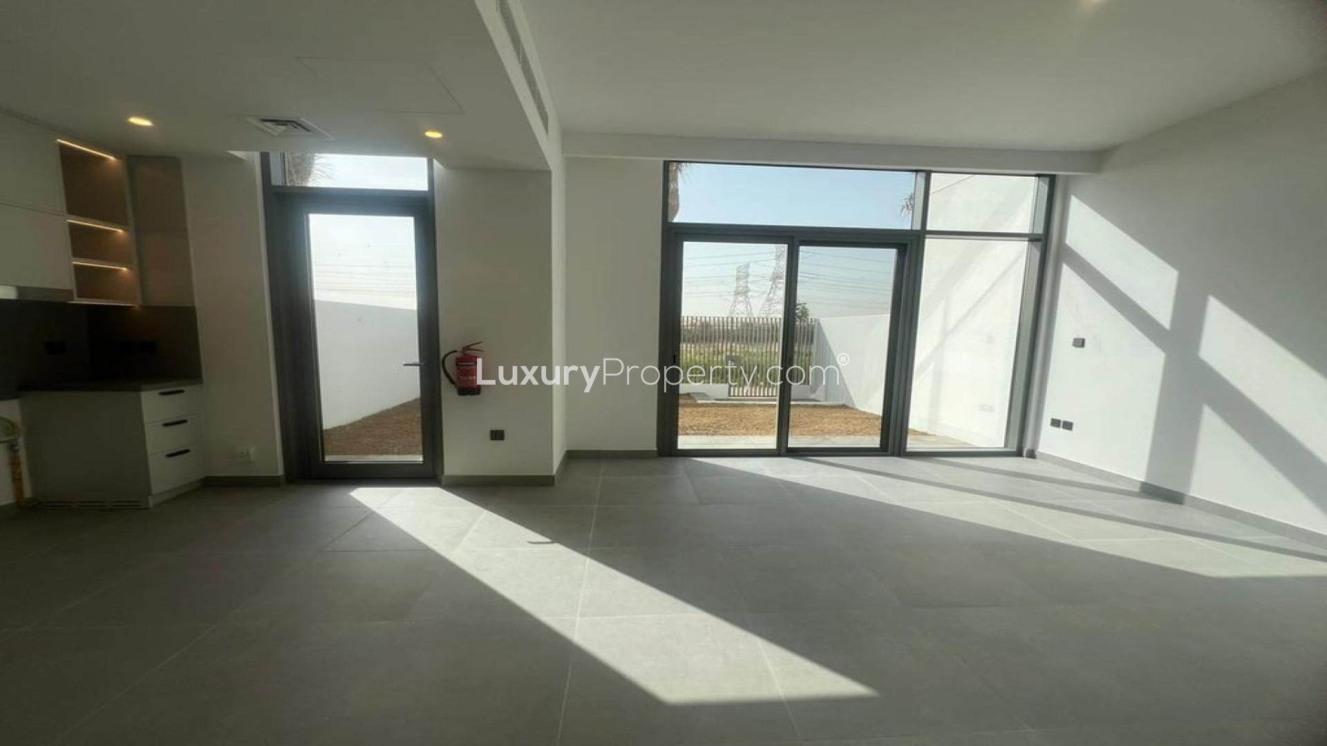 Modern kitchen in 3-bed townhouse, Arabian Ranches III, Ruba community, for rent