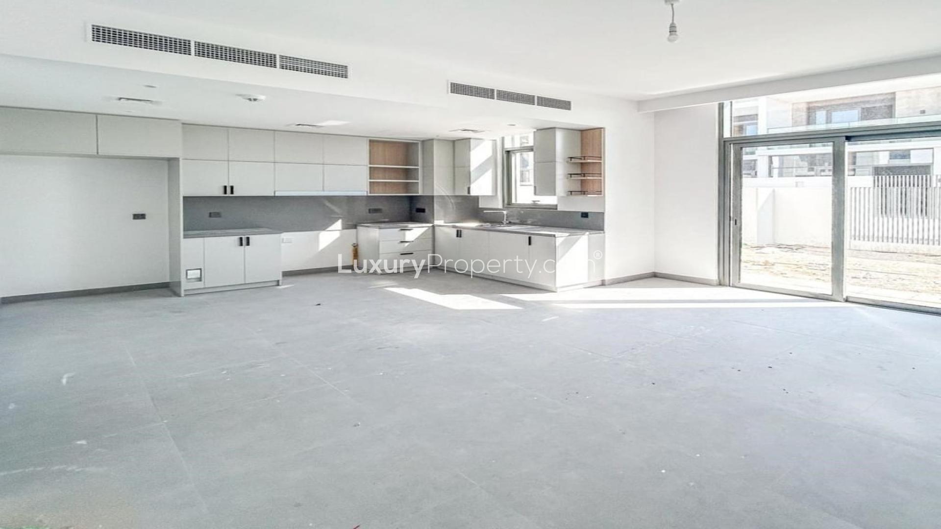 Spacious open-plan kitchen and living area in Ruba townhouse, Arabian Ranches 3, for rent