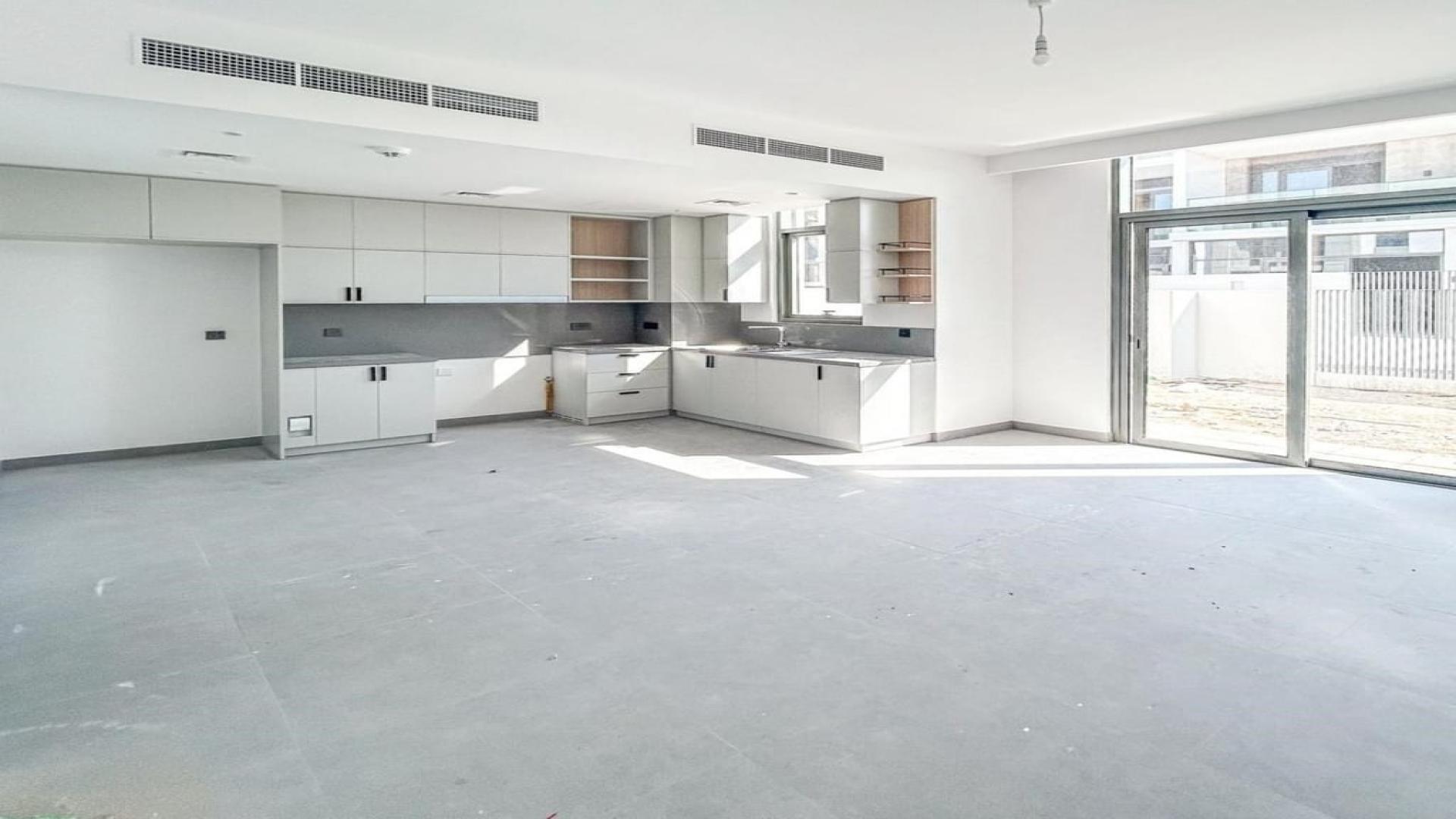 Spacious open-plan kitchen and living area in Ruba townhouse, Arabian Ranches 3, for rent